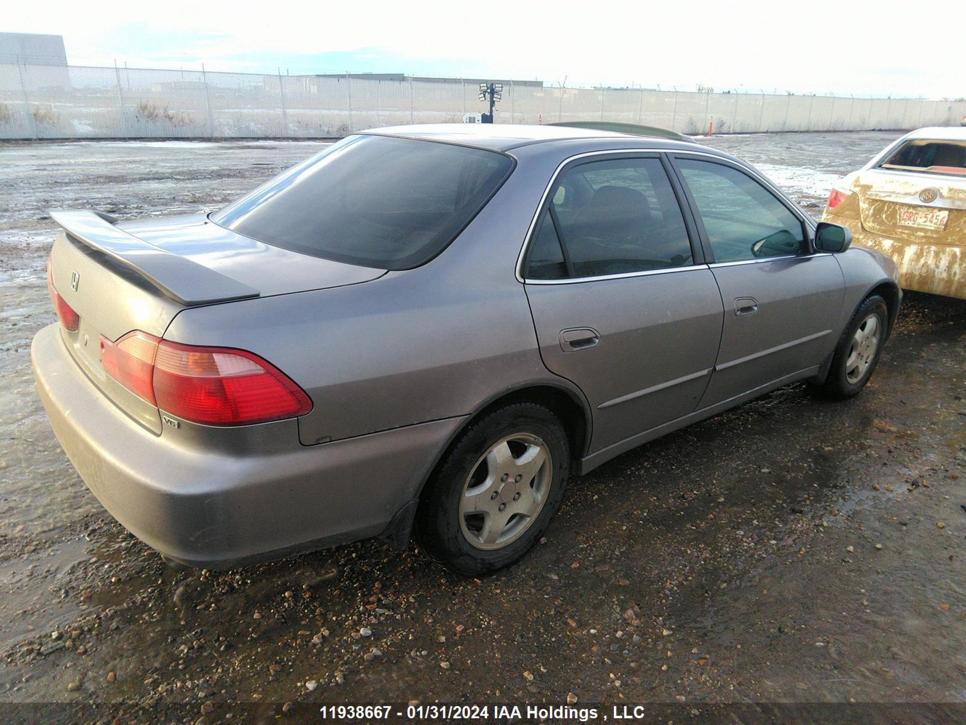 Photo 3 VIN: 1HGCG1658YA802918 - HONDA ACCORD 