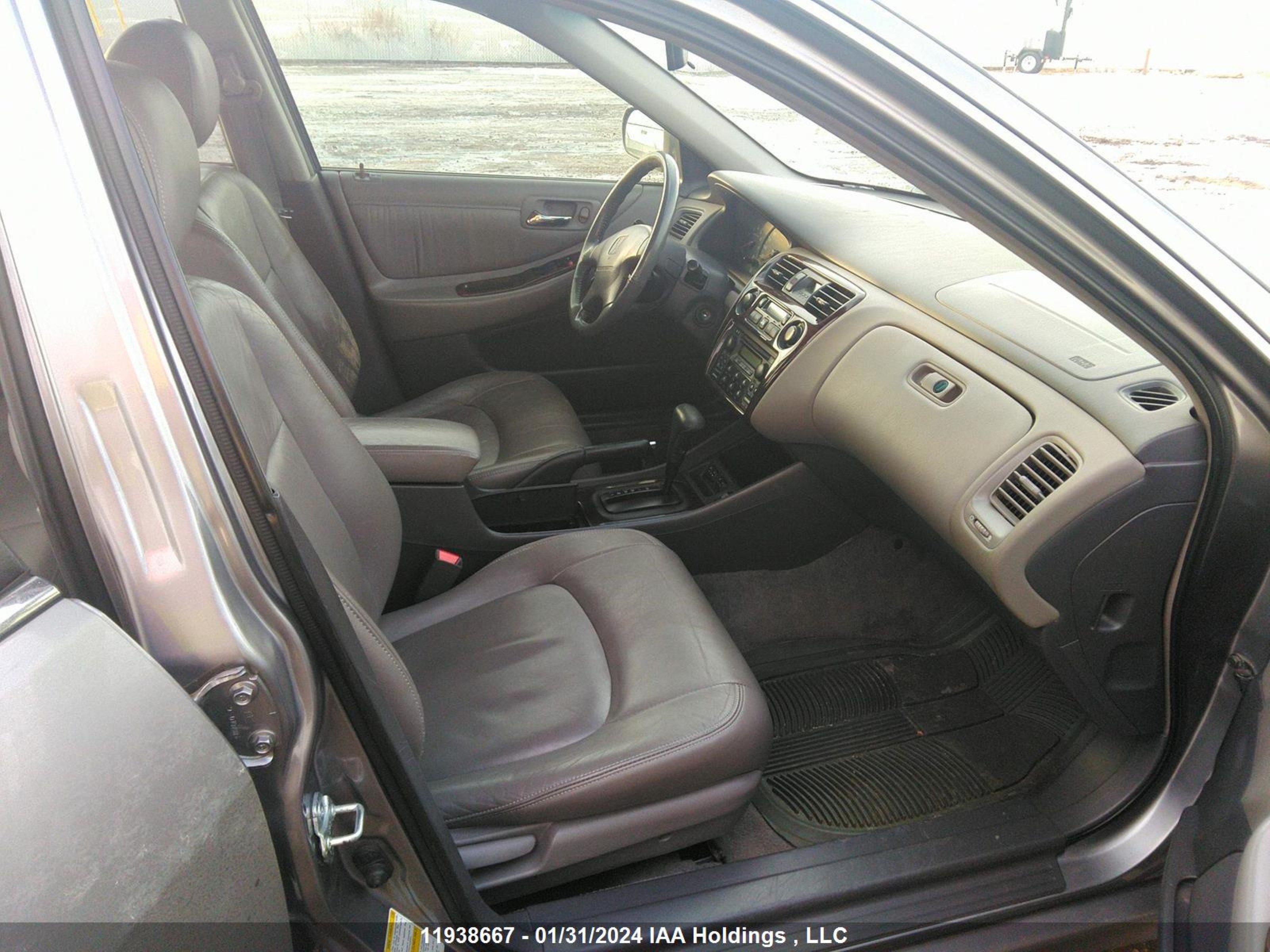 Photo 4 VIN: 1HGCG1658YA802918 - HONDA ACCORD 