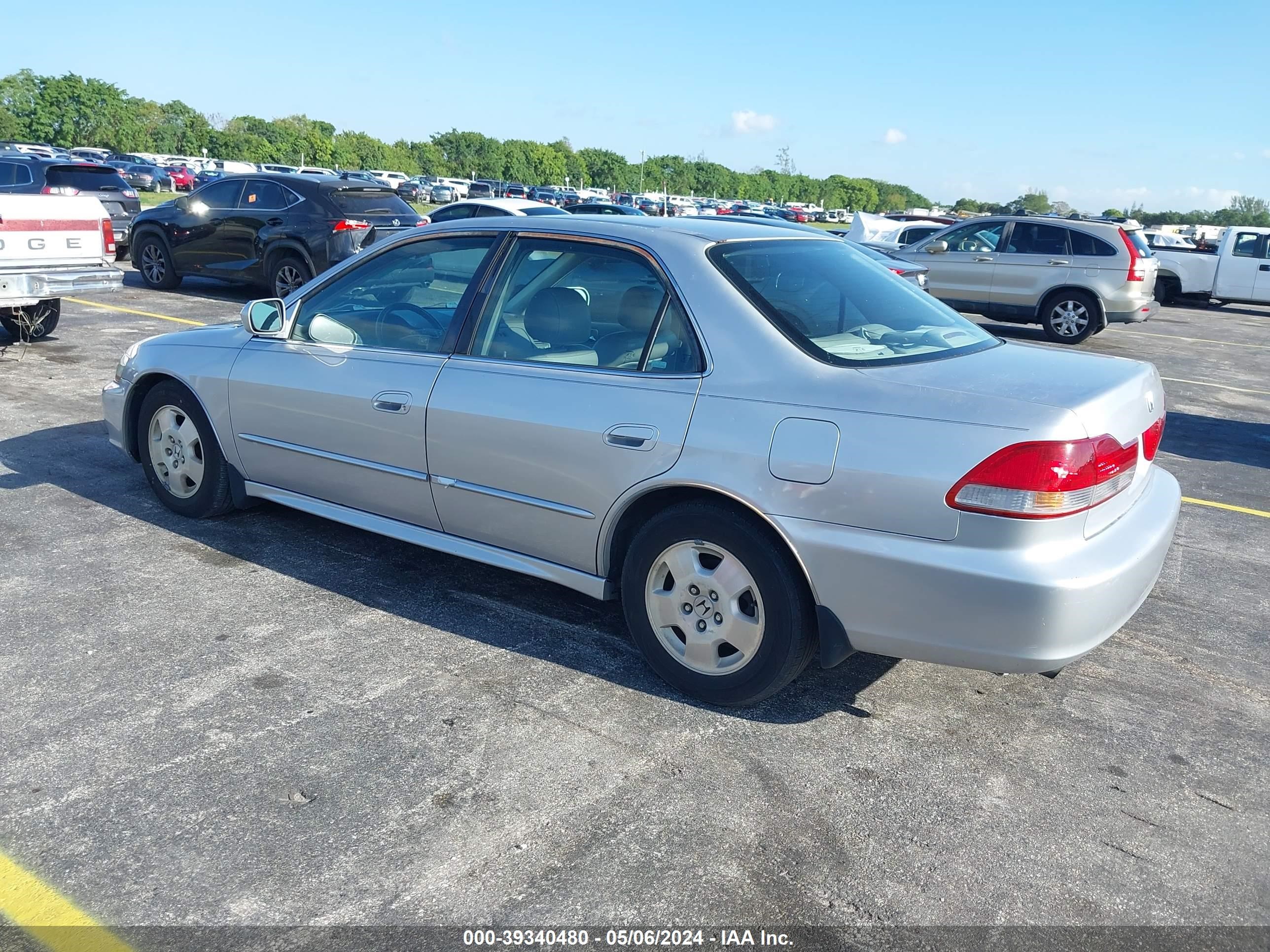 Photo 2 VIN: 1HGCG16592A001213 - HONDA ACCORD 