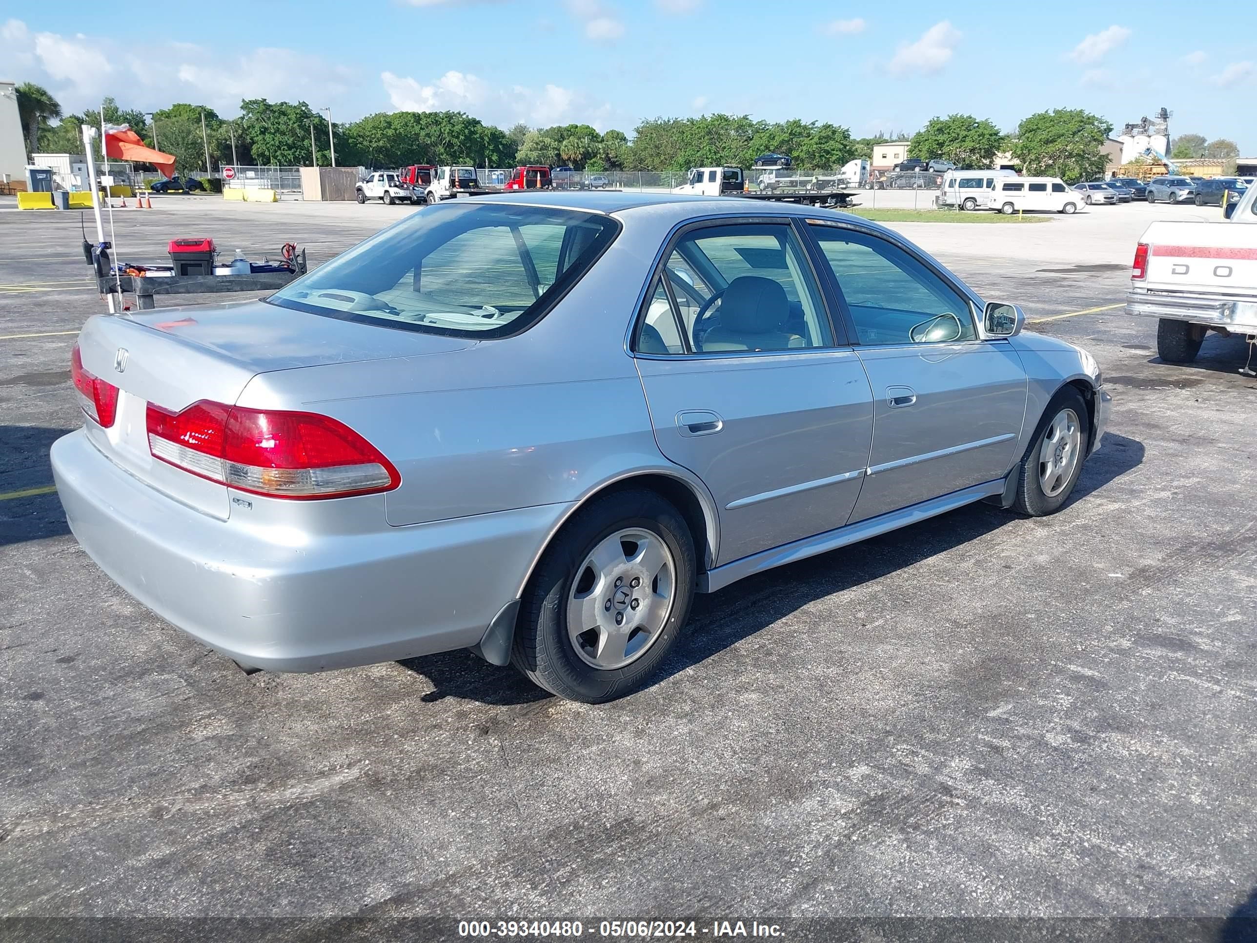 Photo 3 VIN: 1HGCG16592A001213 - HONDA ACCORD 