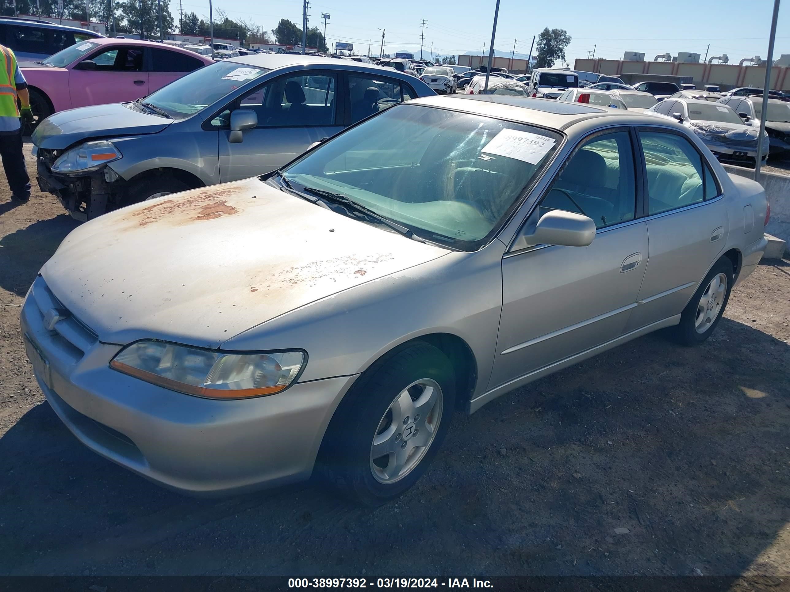 Photo 1 VIN: 1HGCG1659WA035657 - HONDA ACCORD 