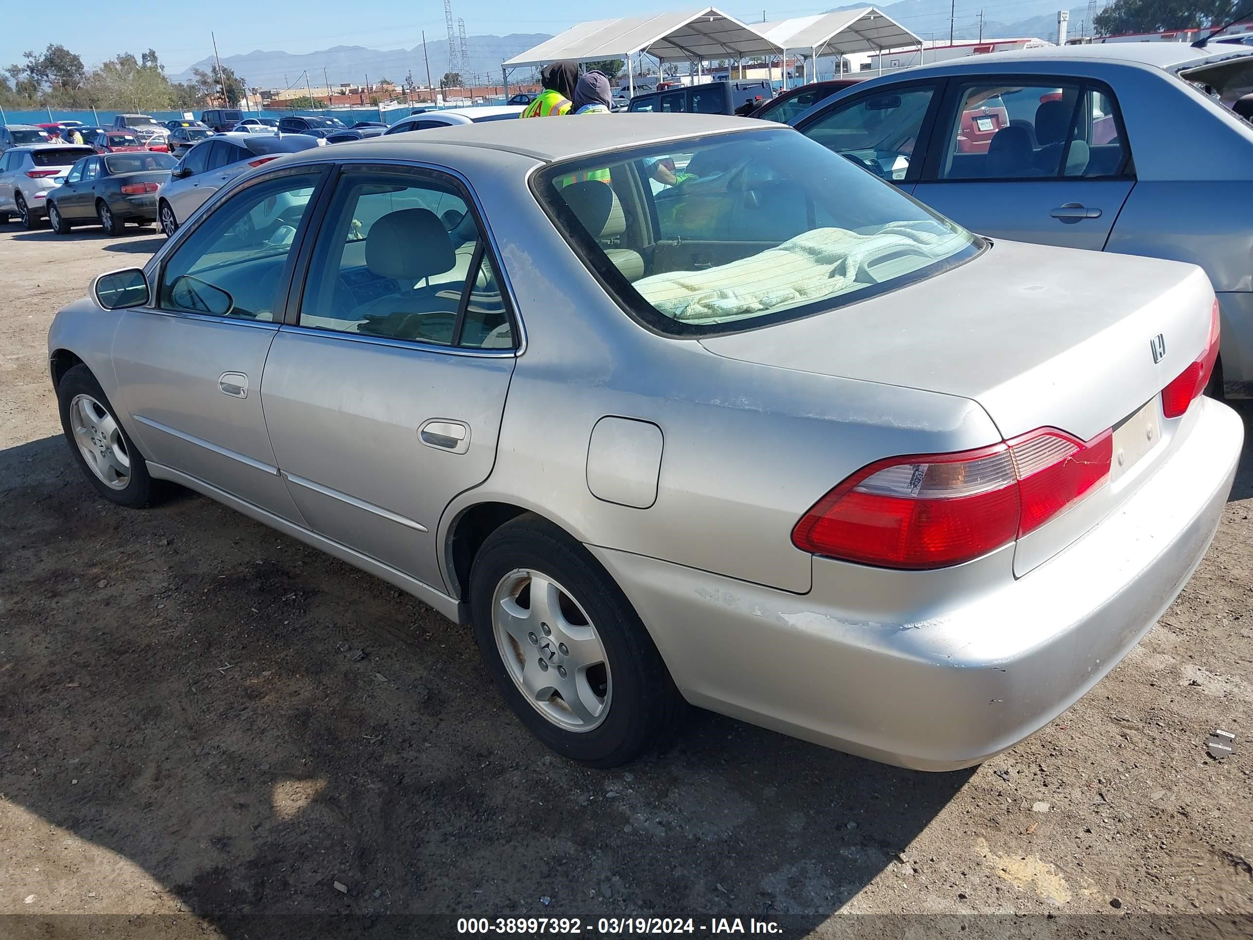 Photo 2 VIN: 1HGCG1659WA035657 - HONDA ACCORD 