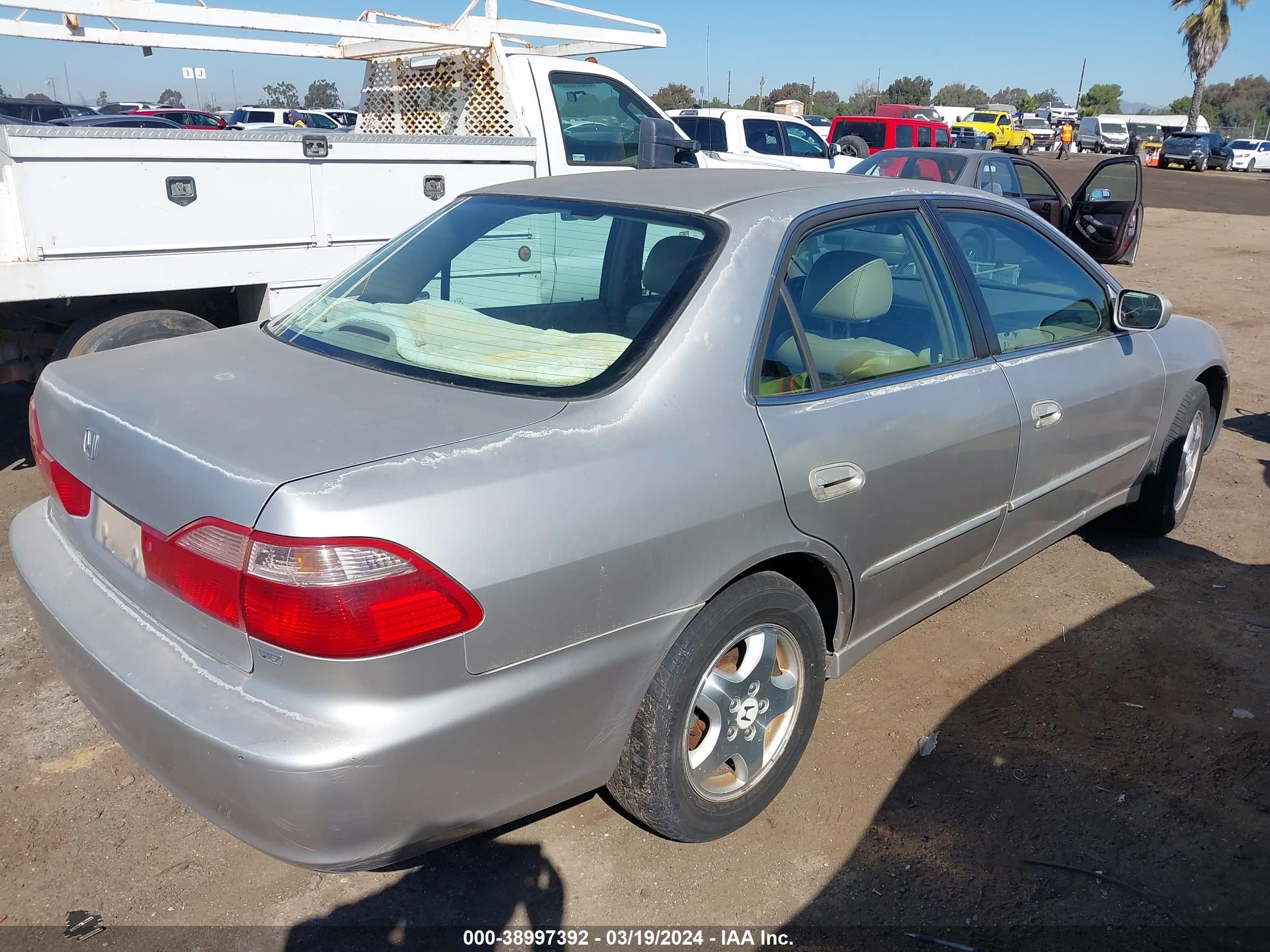 Photo 3 VIN: 1HGCG1659WA035657 - HONDA ACCORD 