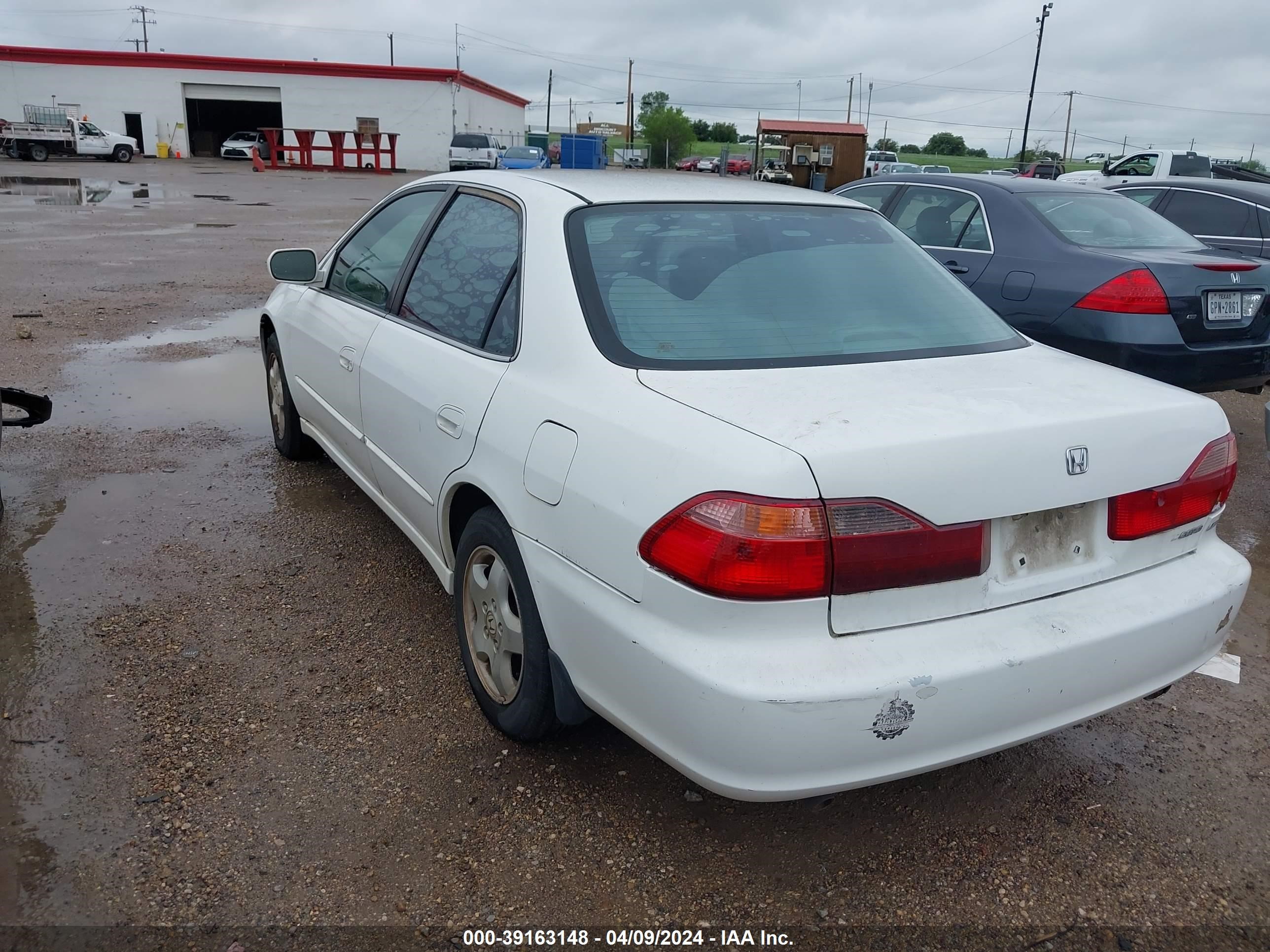 Photo 2 VIN: 1HGCG1659XA062780 - HONDA ACCORD 