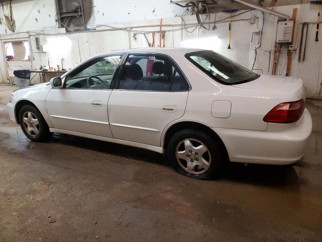 Photo 1 VIN: 1HGCG1659YA072145 - HONDA ACCORD 