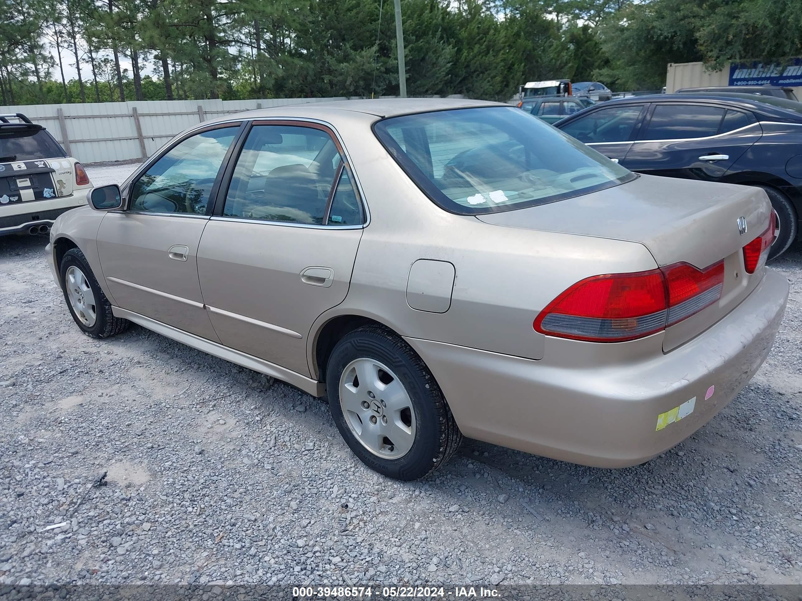 Photo 2 VIN: 1HGCG165X1A008881 - HONDA ACCORD 