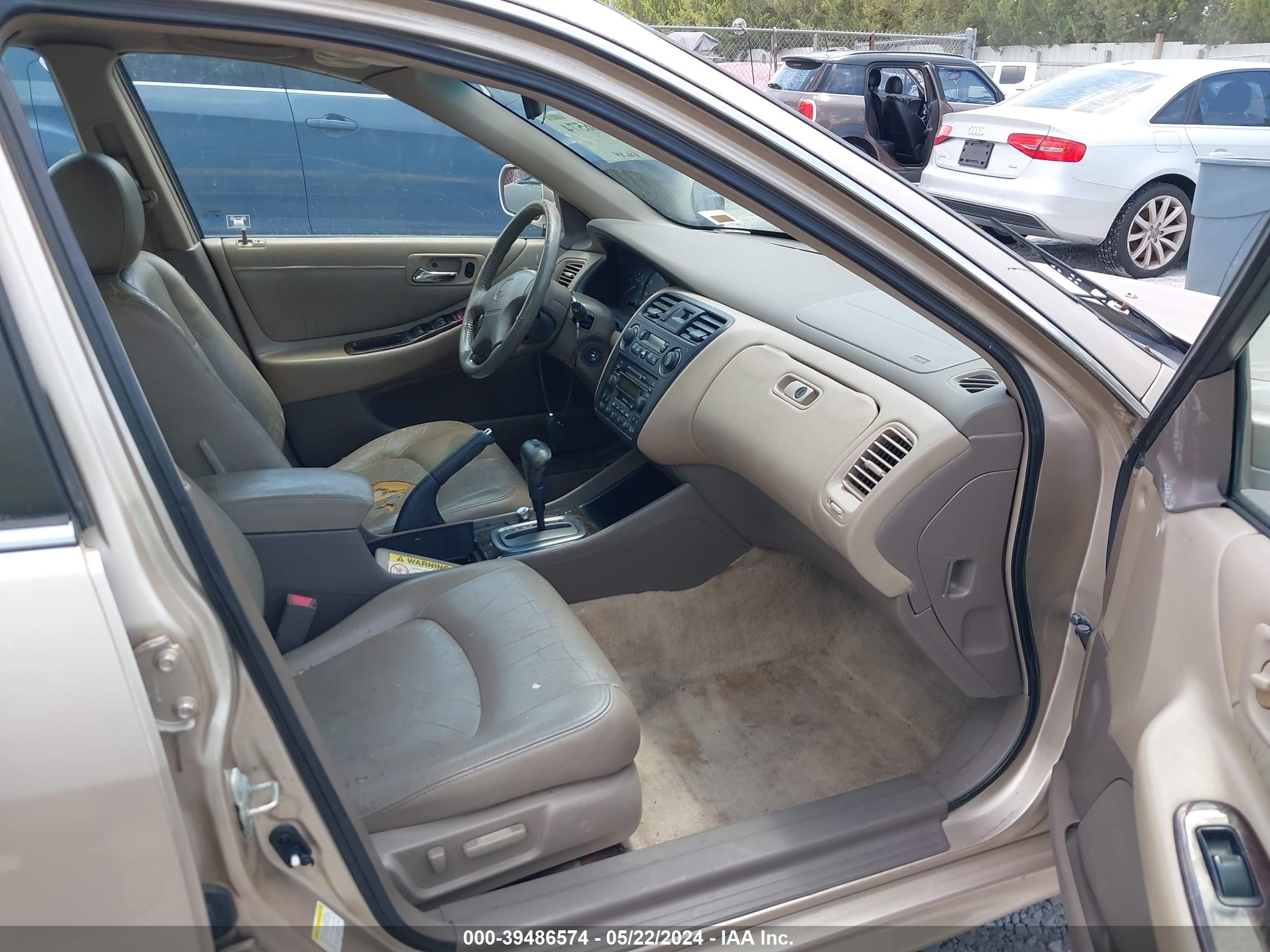 Photo 4 VIN: 1HGCG165X1A008881 - HONDA ACCORD 