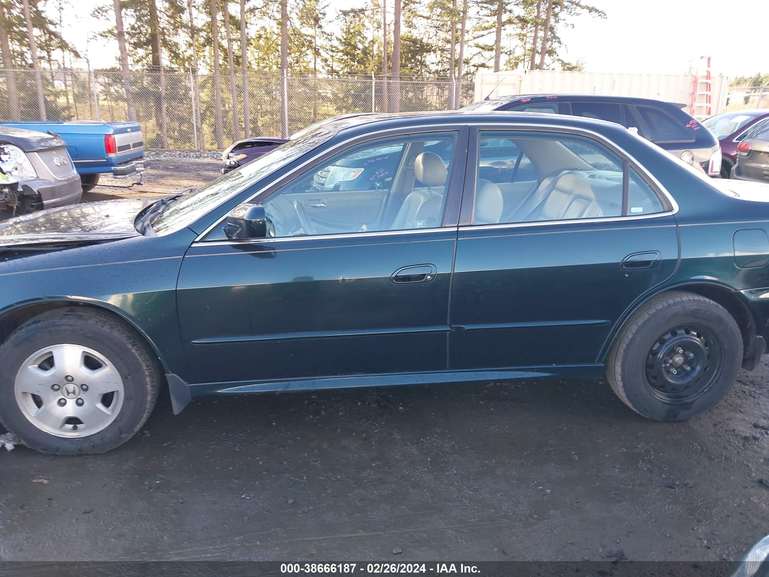 Photo 13 VIN: 1HGCG165X1A045607 - HONDA ACCORD 