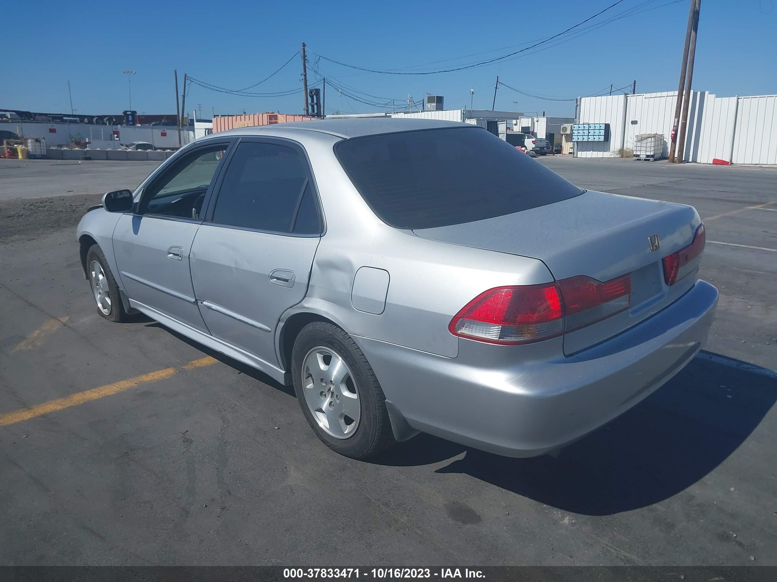 Photo 2 VIN: 1HGCG165X1A080261 - HONDA ACCORD 