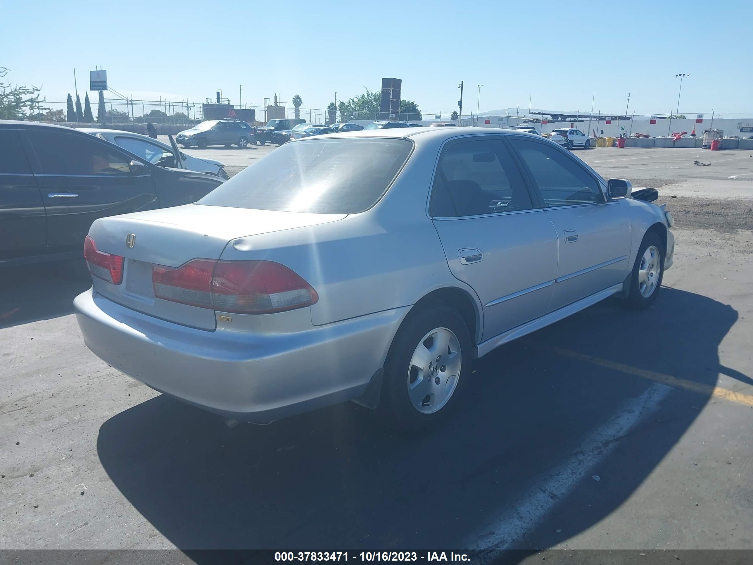 Photo 3 VIN: 1HGCG165X1A080261 - HONDA ACCORD 