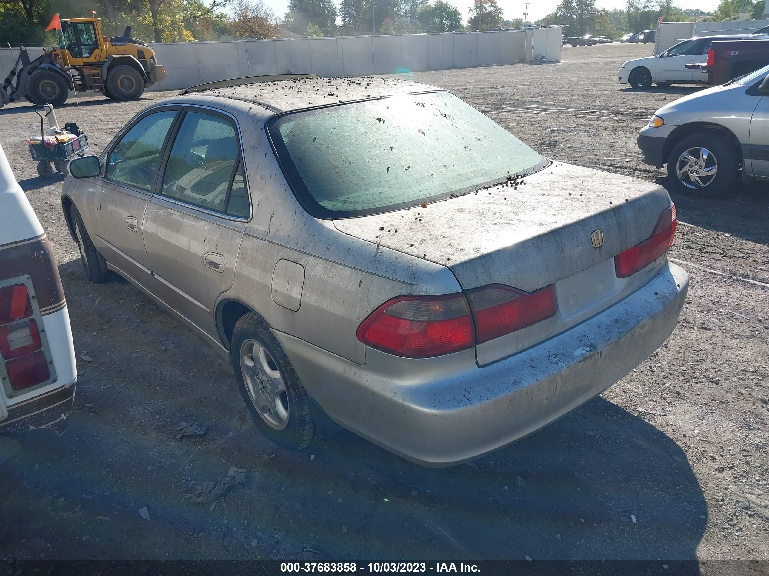 Photo 2 VIN: 1HGCG165XWA027387 - HONDA ACCORD 