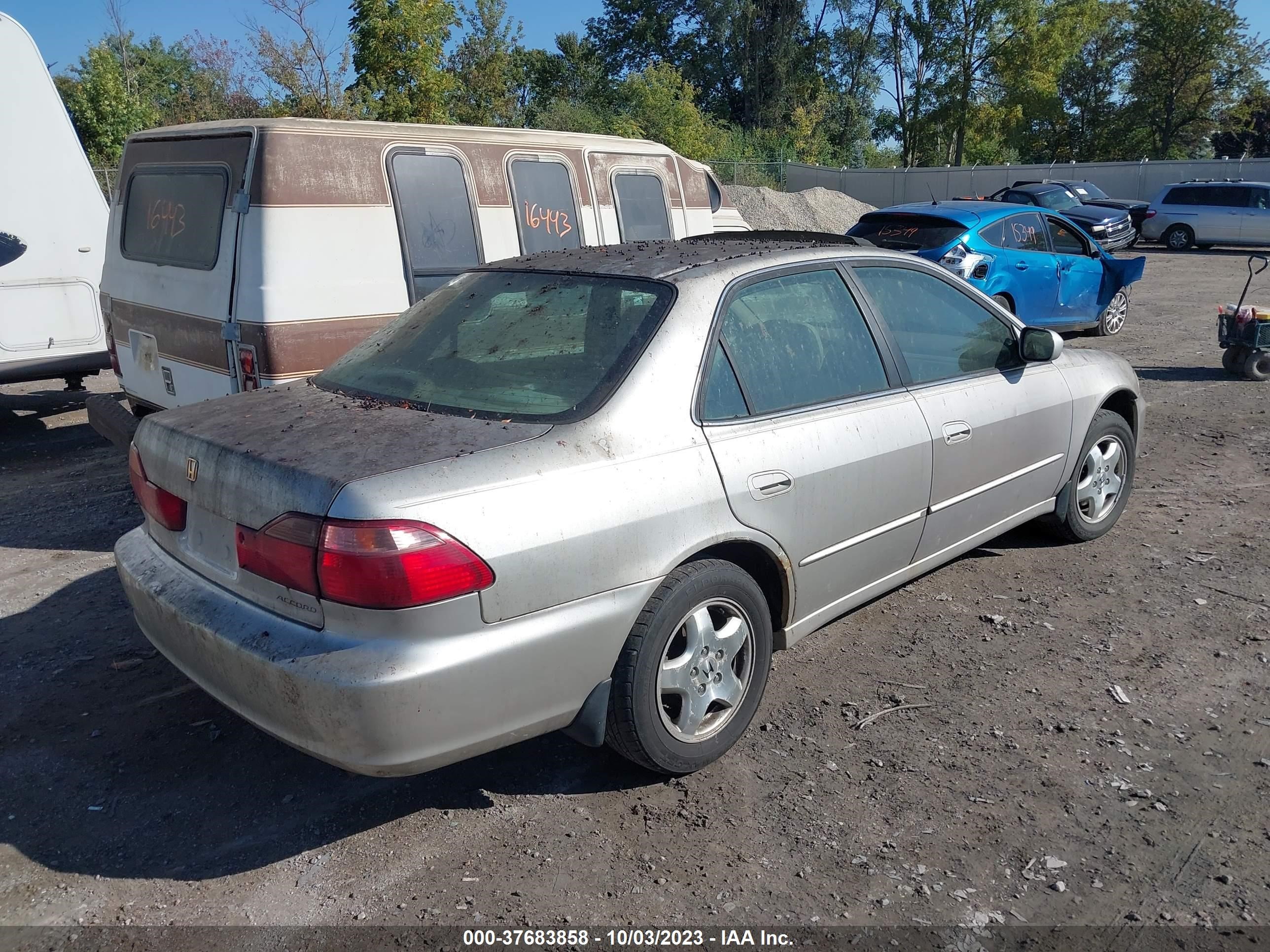 Photo 3 VIN: 1HGCG165XWA027387 - HONDA ACCORD 