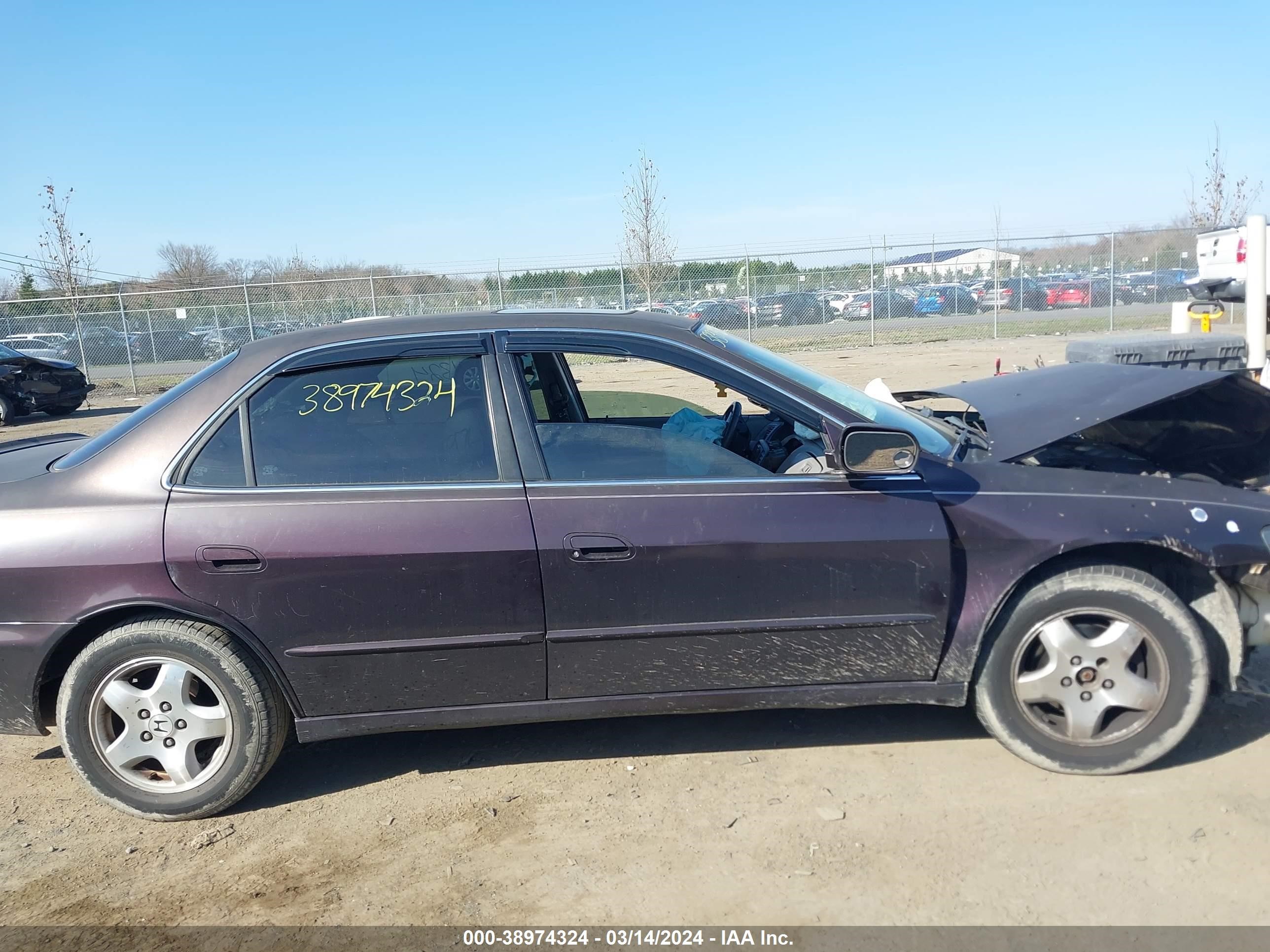 Photo 11 VIN: 1HGCG165XXA018738 - HONDA ACCORD 