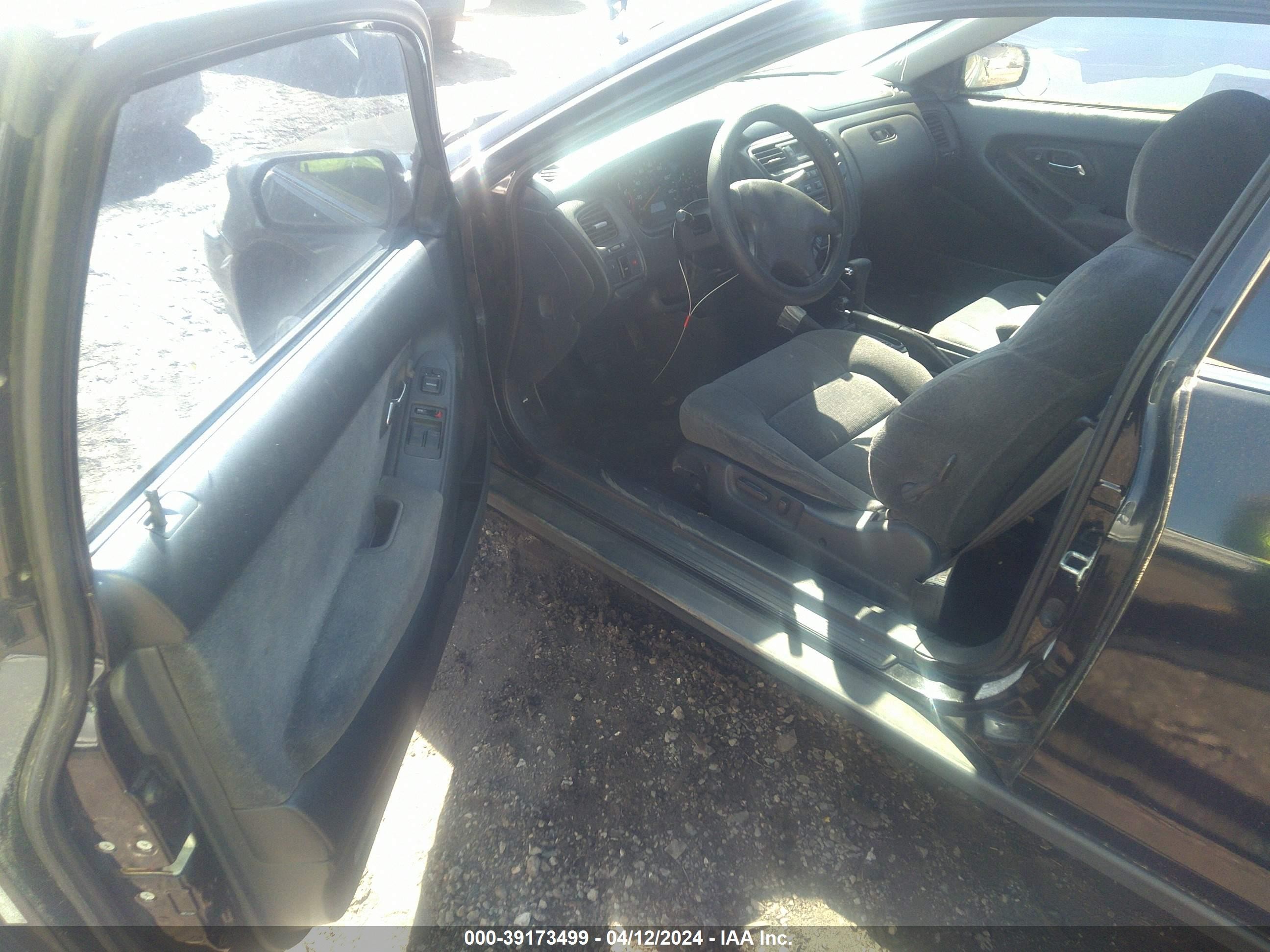 Photo 4 VIN: 1HGCG2244WA004531 - HONDA ACCORD 