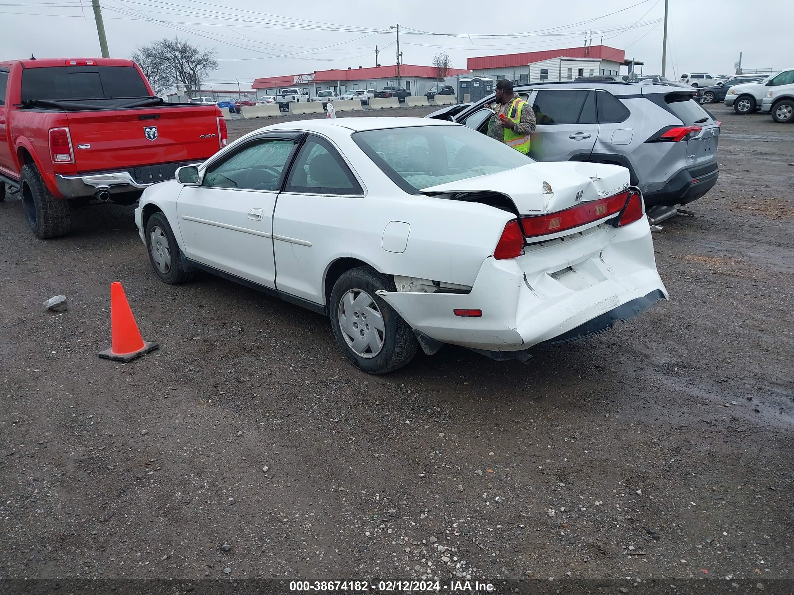 Photo 2 VIN: 1HGCG2245YA038092 - HONDA ACCORD 