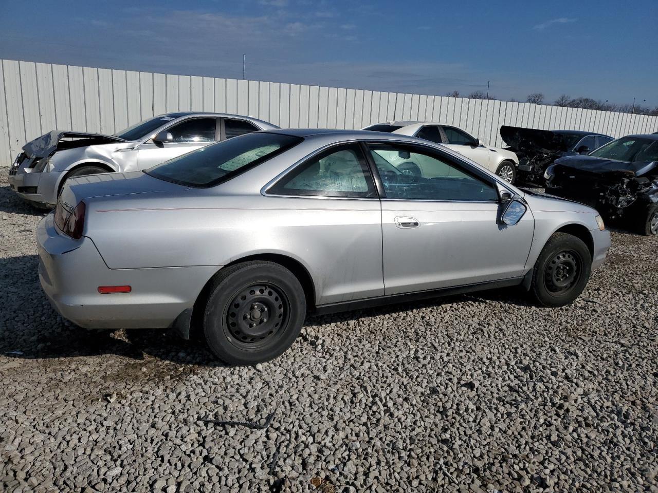 Photo 2 VIN: 1HGCG2246YA027683 - HONDA ACCORD 