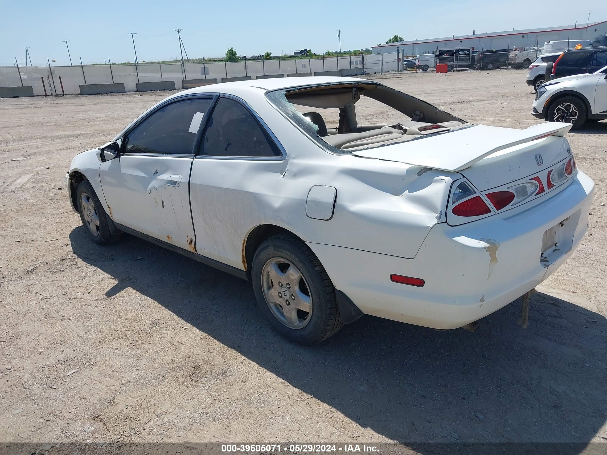 Photo 2 VIN: 1HGCG224XWA015467 - HONDA ACCORD 