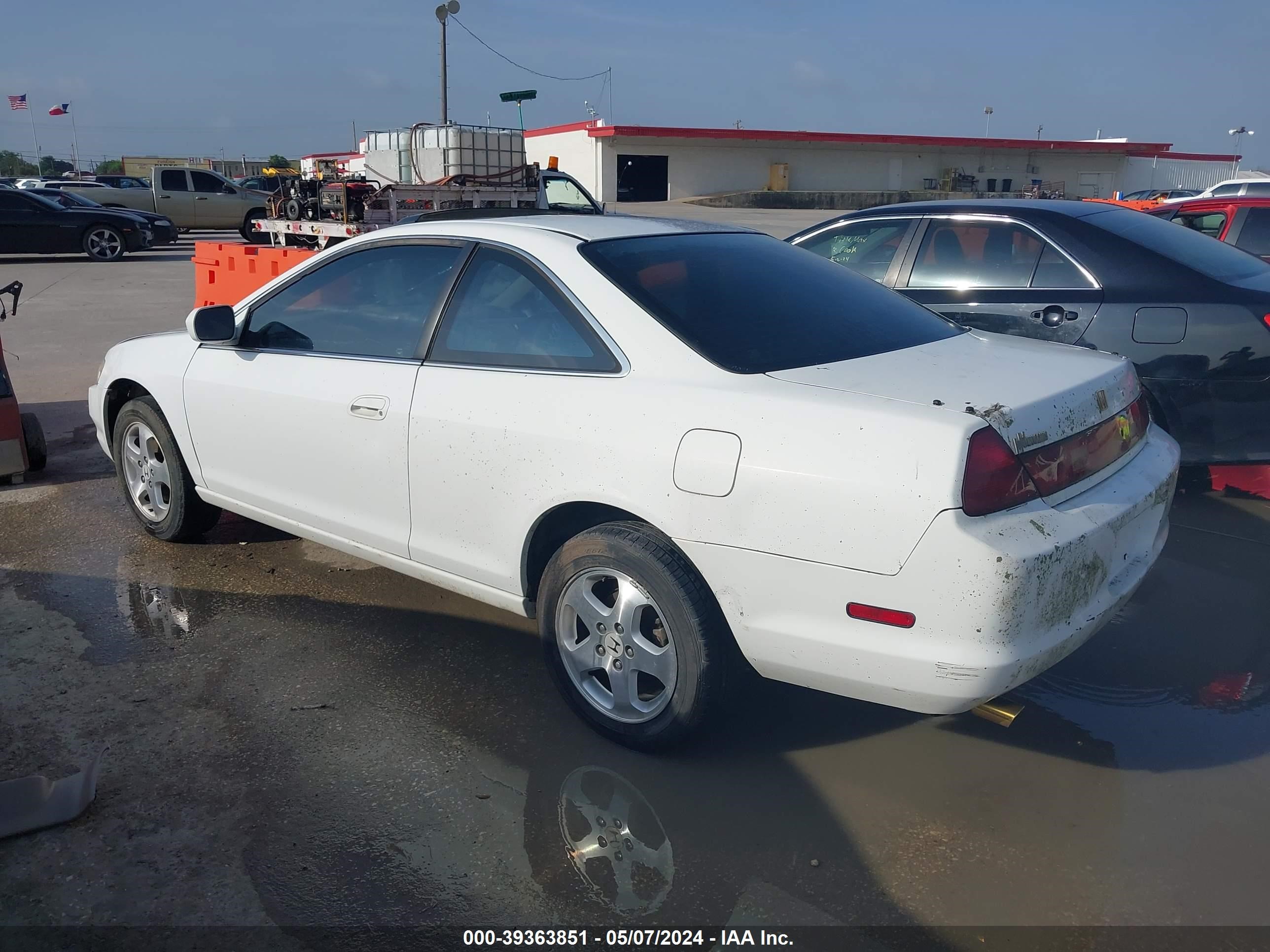 Photo 2 VIN: 1HGCG2250XA000194 - HONDA ACCORD 