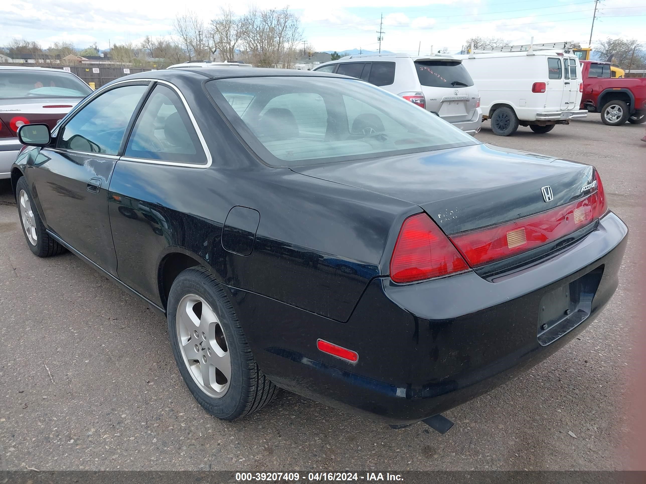 Photo 2 VIN: 1HGCG2250XA021112 - HONDA ACCORD 