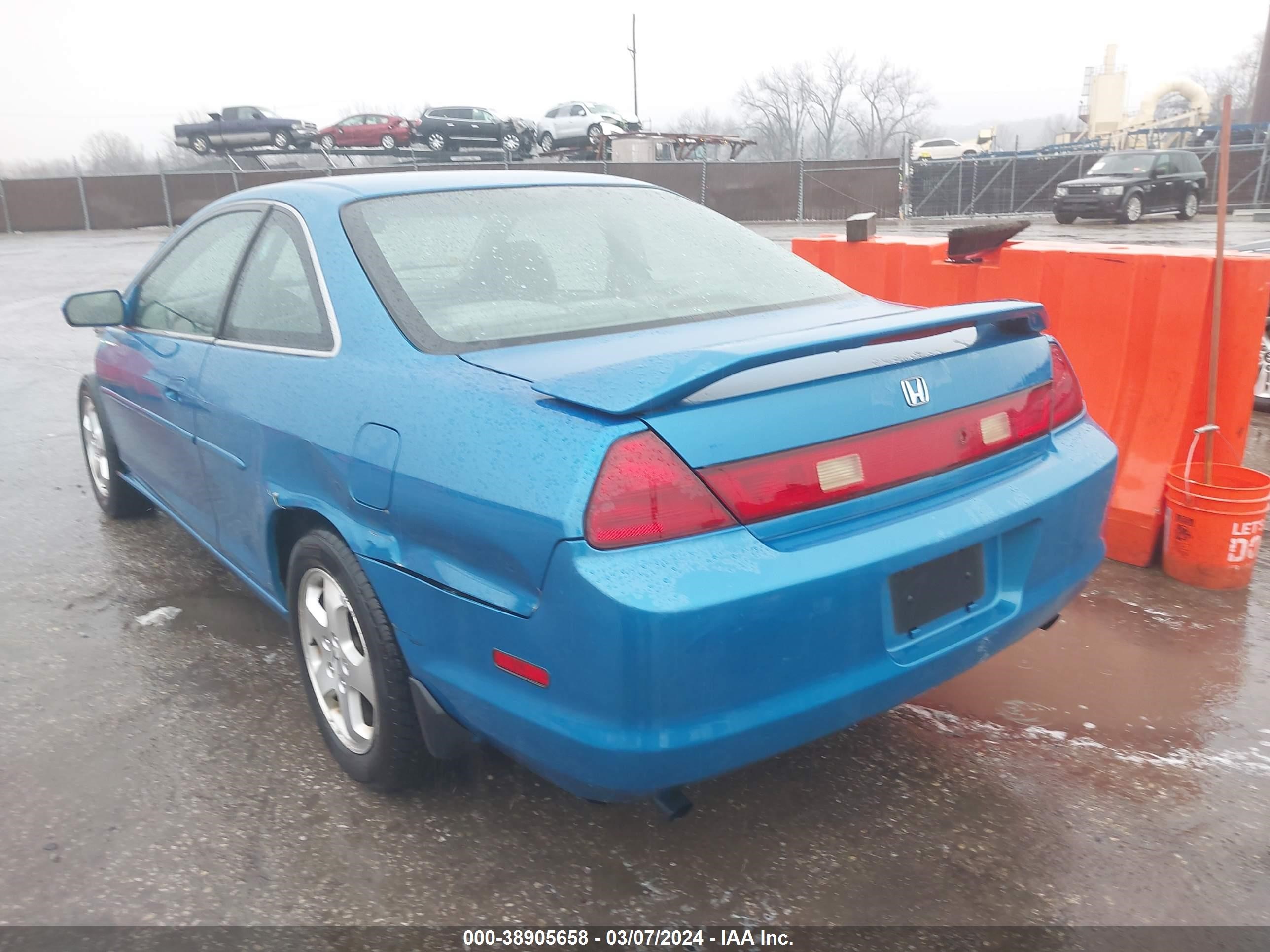 Photo 2 VIN: 1HGCG2257WA030937 - HONDA ACCORD 