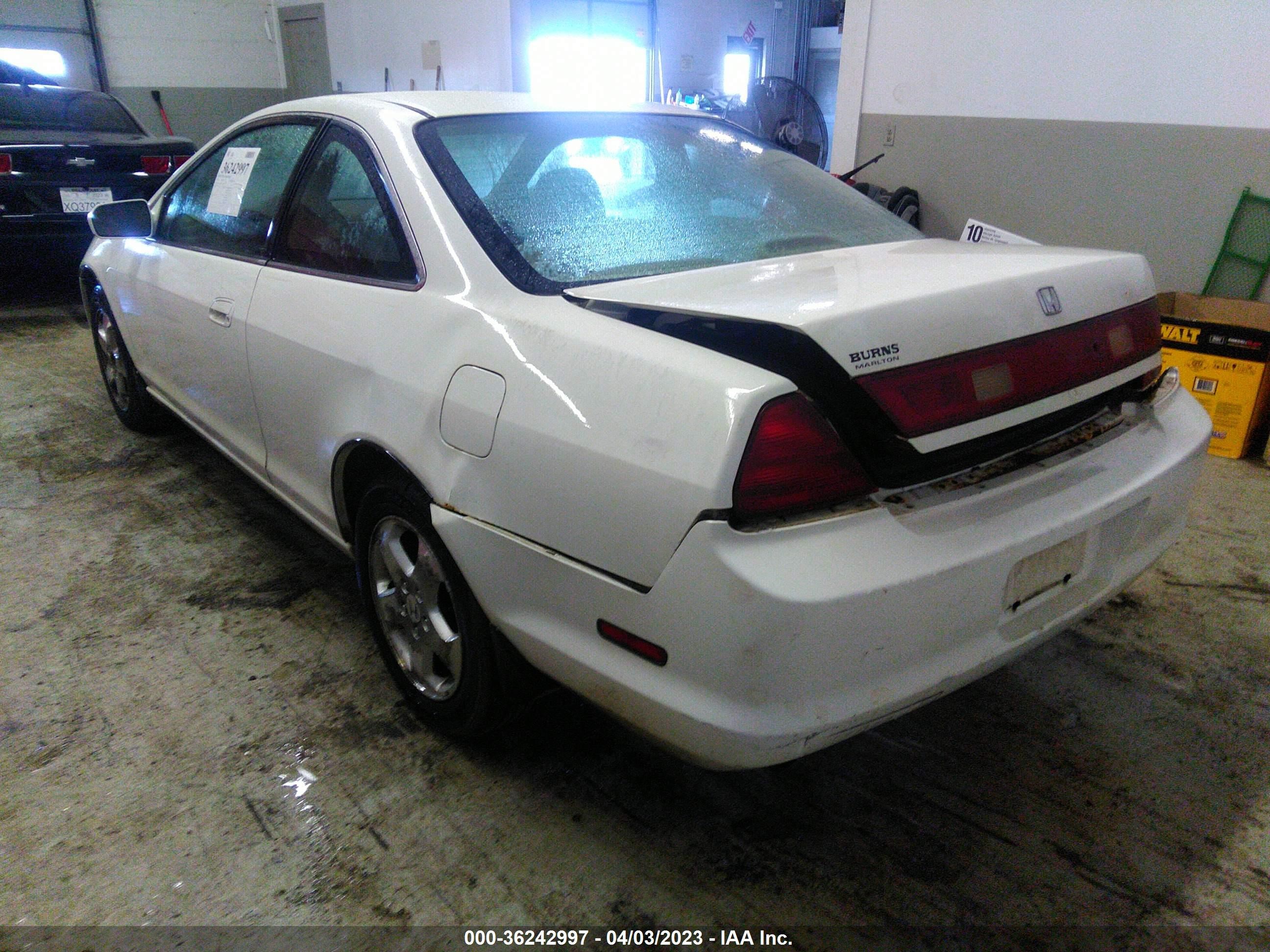 Photo 2 VIN: 1HGCG2258WA013189 - HONDA ACCORD 