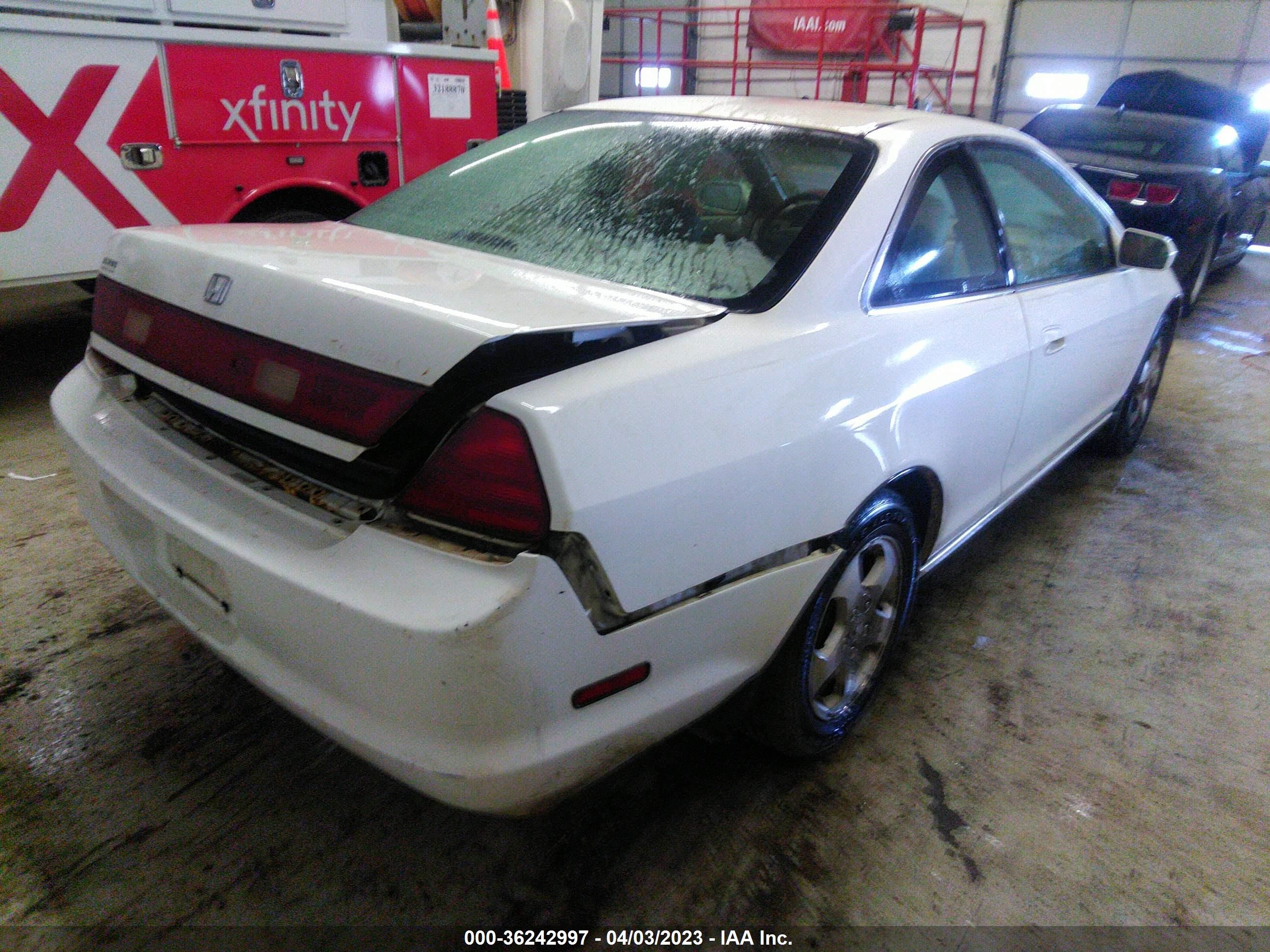 Photo 3 VIN: 1HGCG2258WA013189 - HONDA ACCORD 