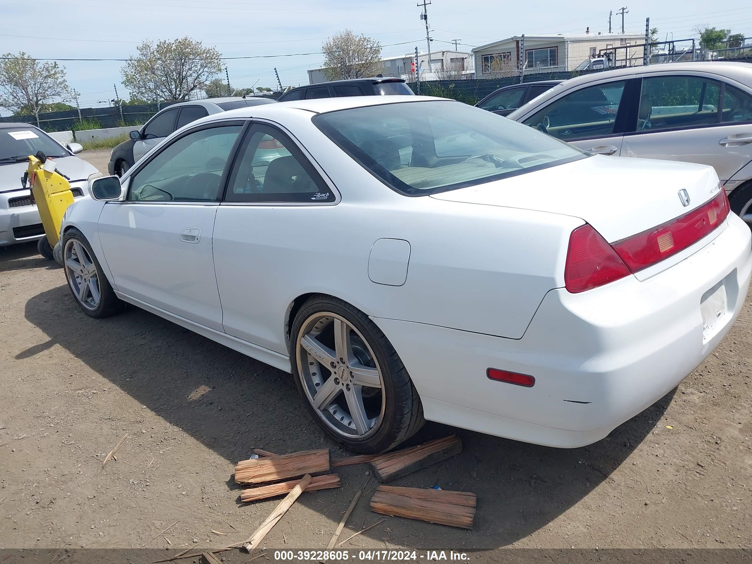 Photo 2 VIN: 1HGCG225X2A013950 - HONDA ACCORD 