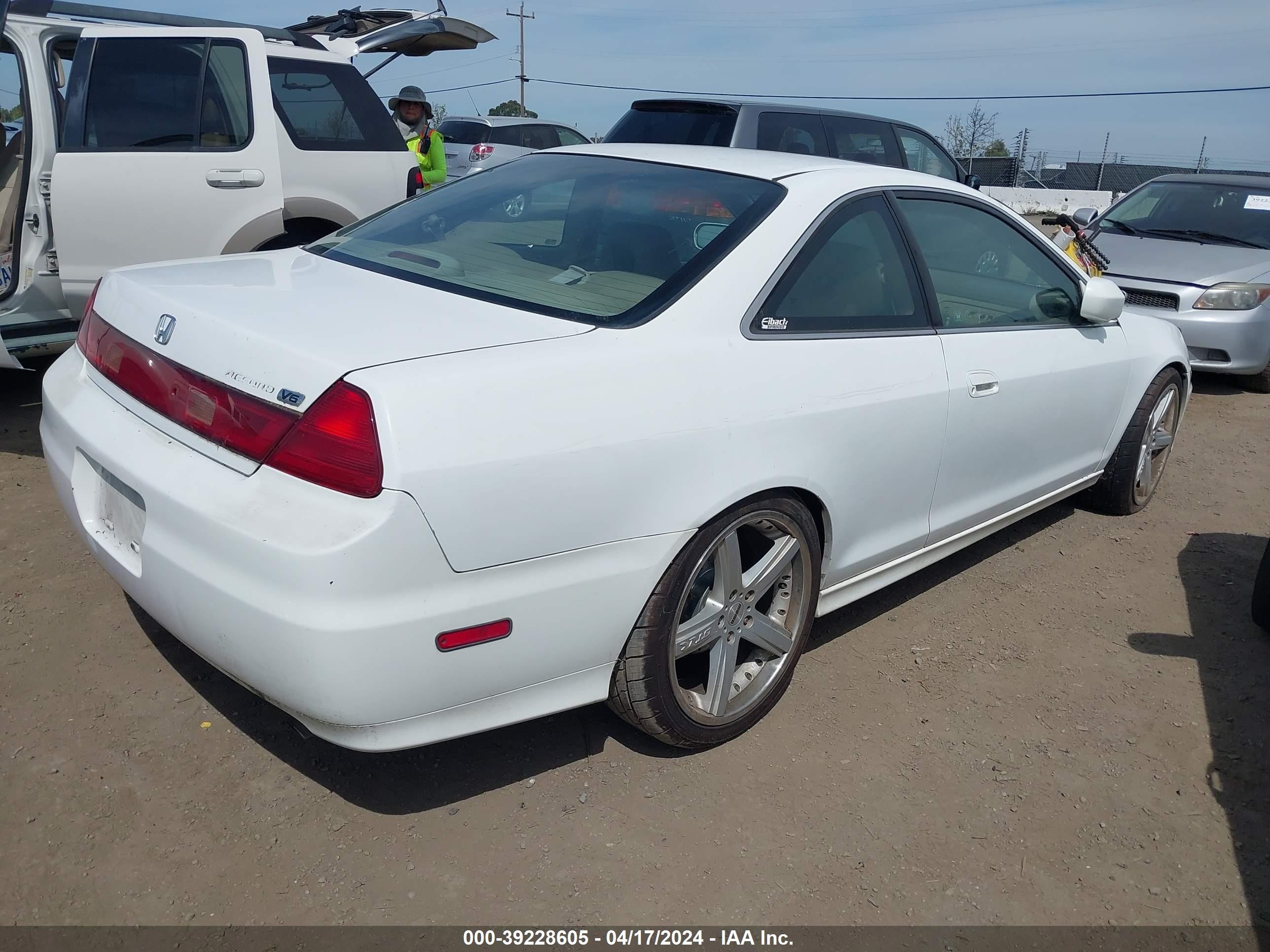 Photo 3 VIN: 1HGCG225X2A013950 - HONDA ACCORD 