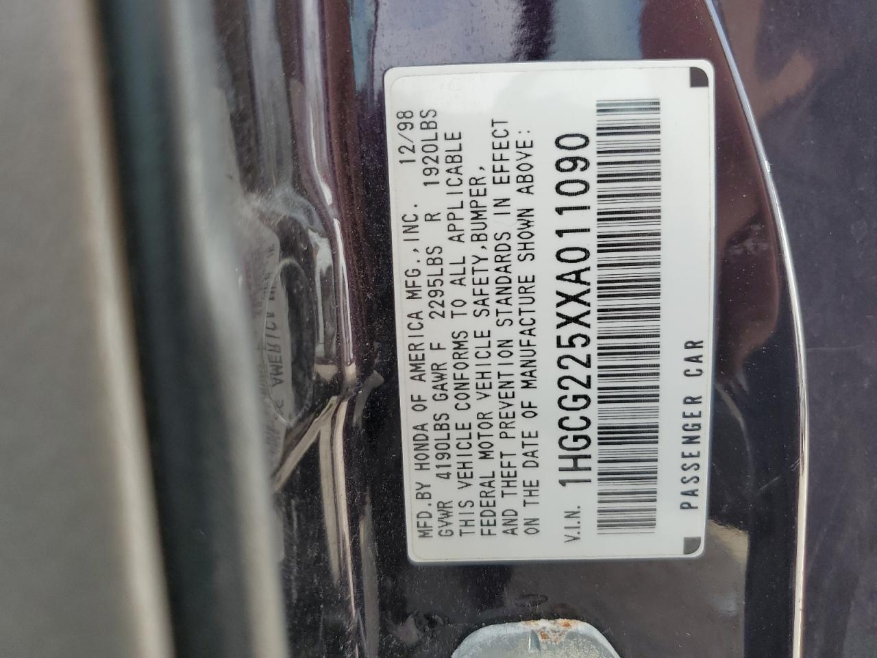 Photo 11 VIN: 1HGCG225XXA011090 - HONDA ACCORD 