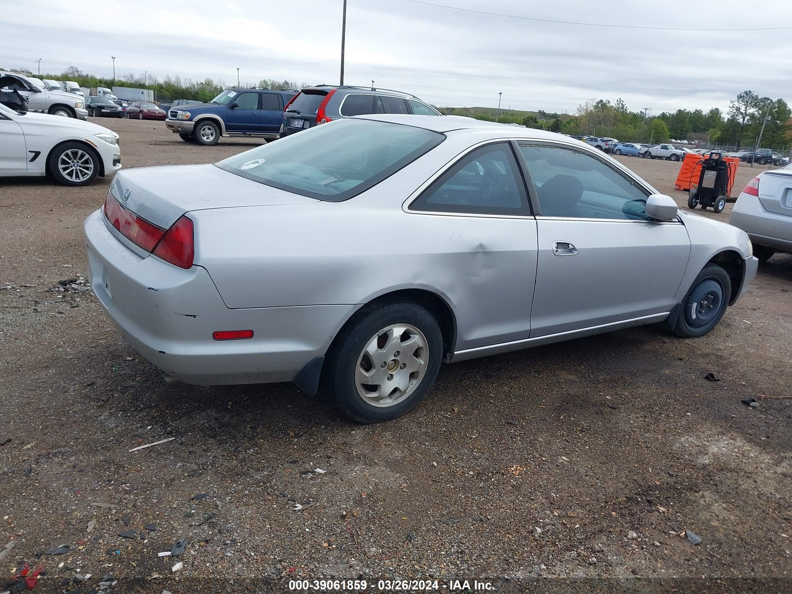 Photo 3 VIN: 1HGCG3254YA004739 - HONDA ACCORD 