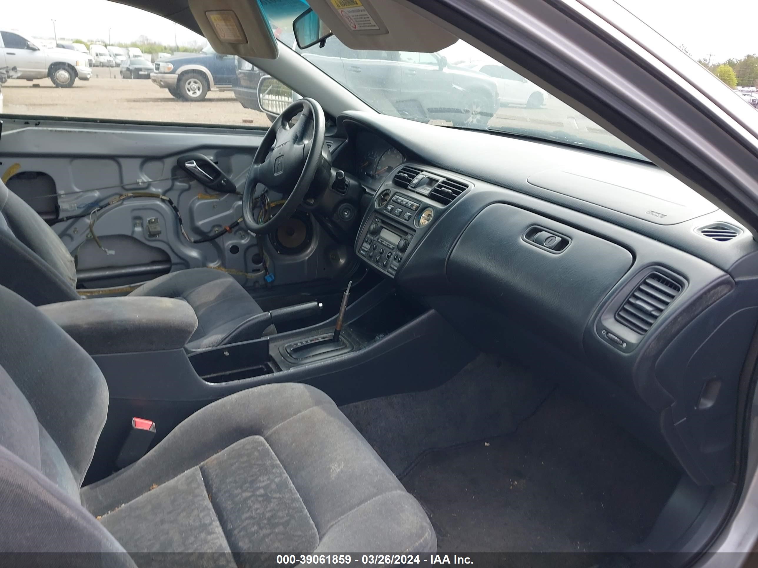 Photo 4 VIN: 1HGCG3254YA004739 - HONDA ACCORD 