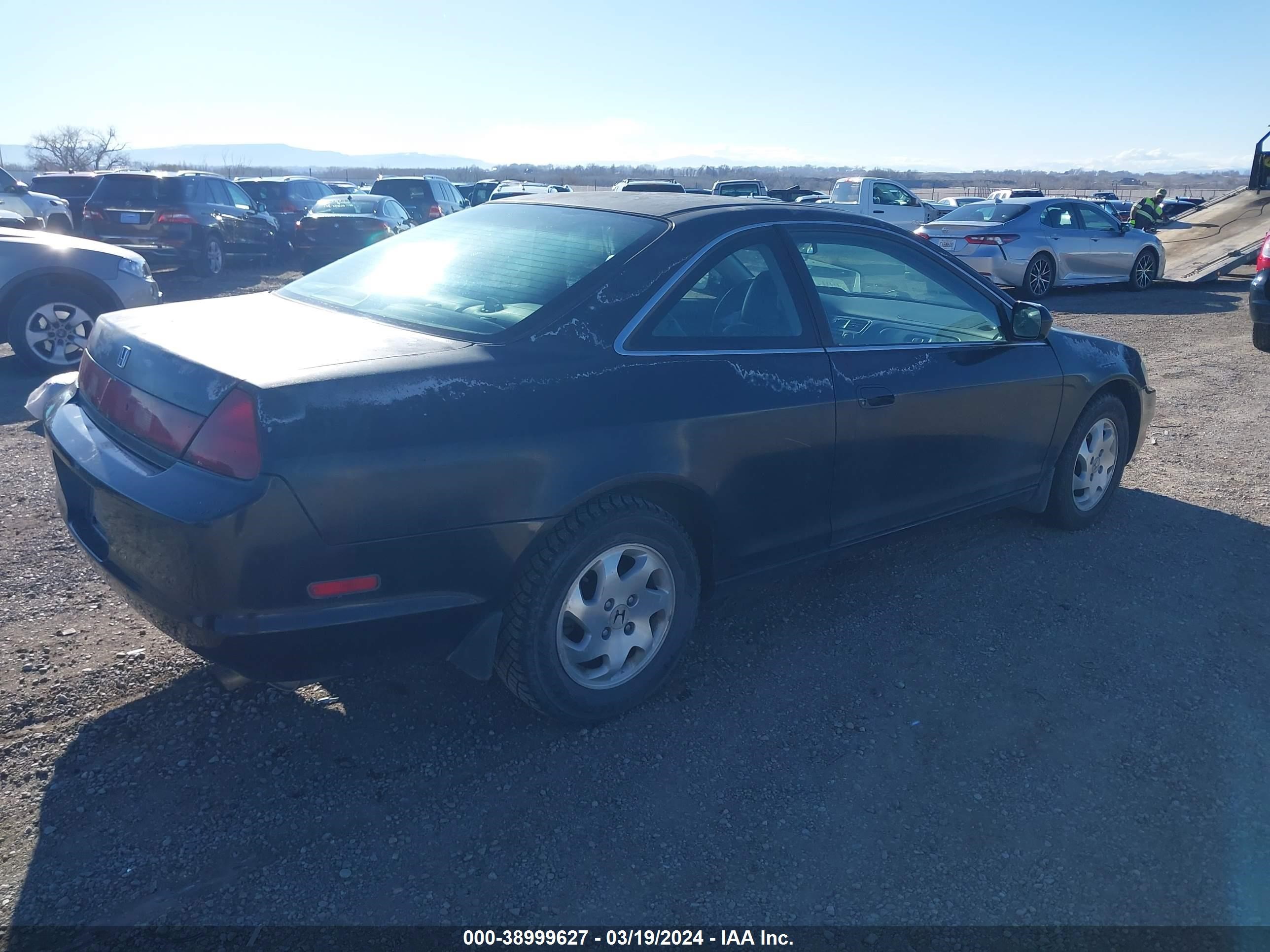 Photo 3 VIN: 1HGCG327XYA031820 - HONDA ACCORD 