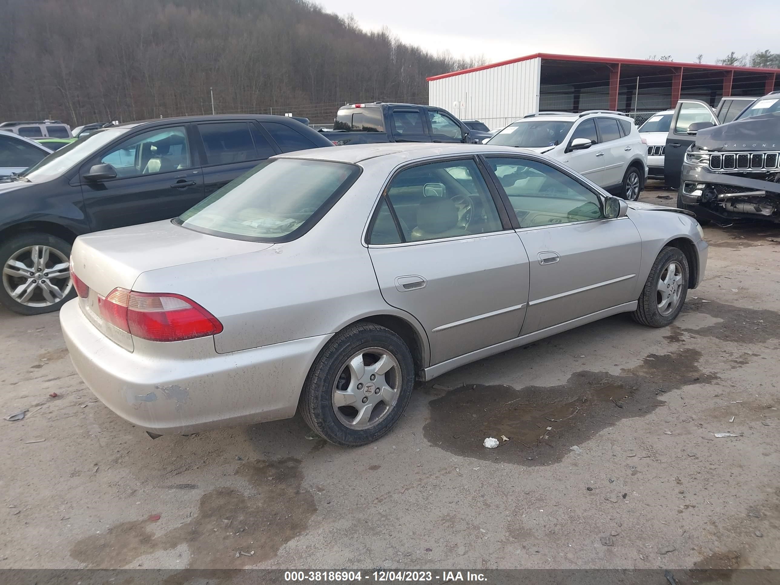 Photo 3 VIN: 1HGCG5553WA222160 - HONDA ACCORD 