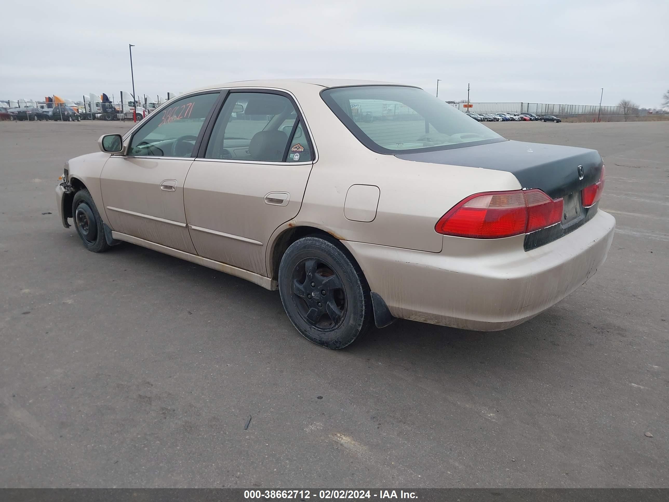 Photo 2 VIN: 1HGCG5569YA055346 - HONDA ACCORD 