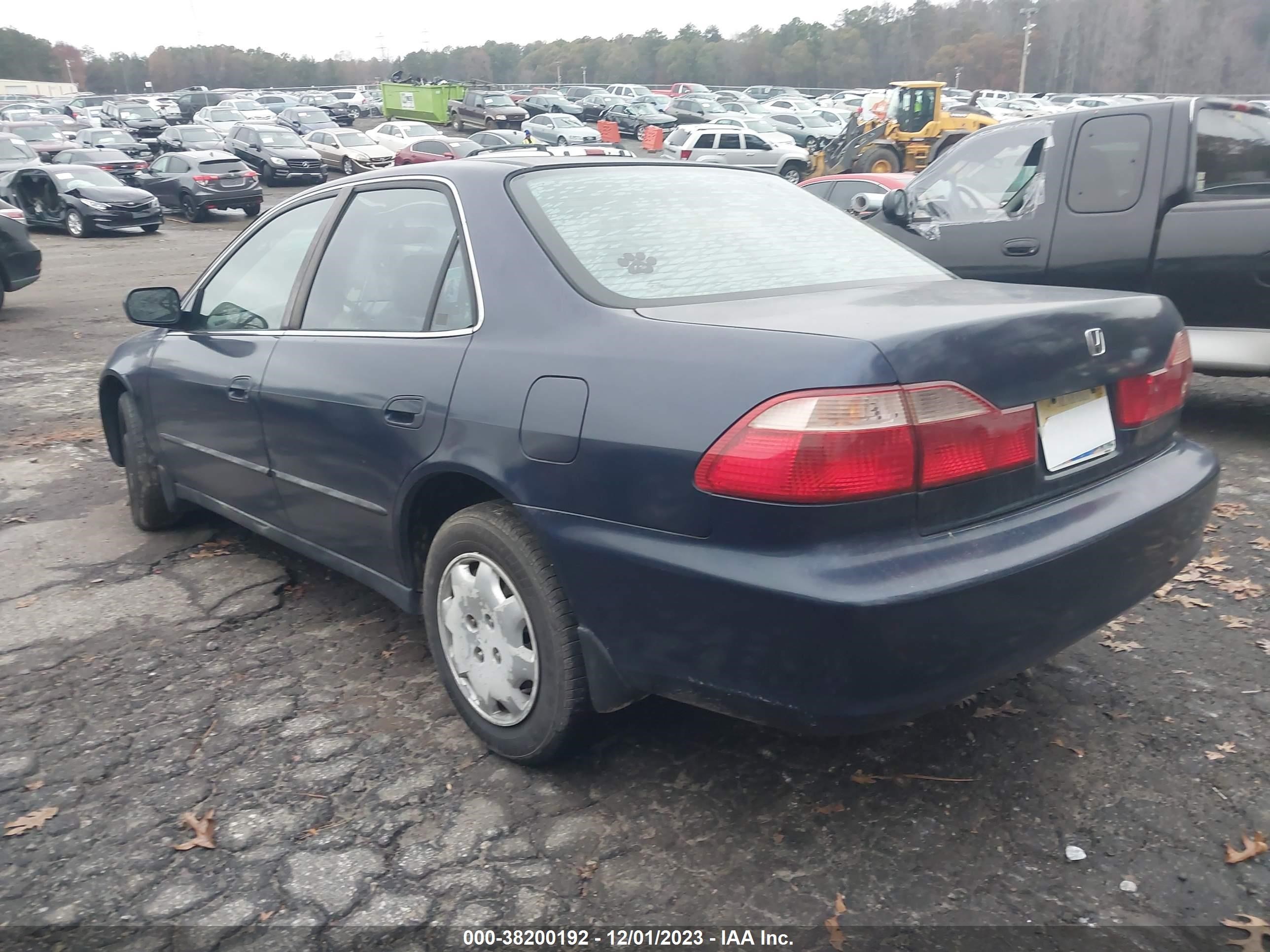 Photo 2 VIN: 1HGCG5640YA126740 - HONDA ACCORD 