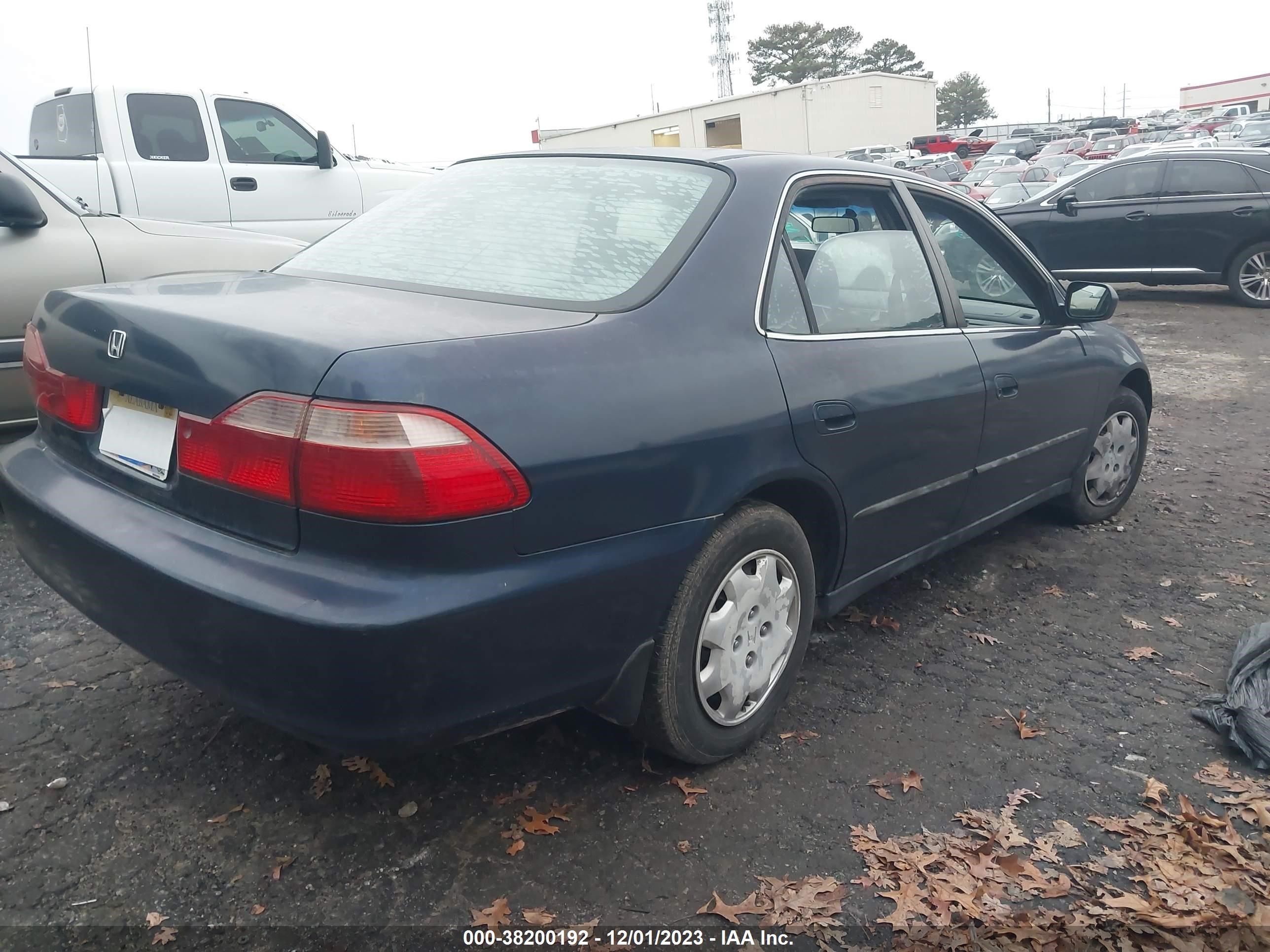 Photo 3 VIN: 1HGCG5640YA126740 - HONDA ACCORD 