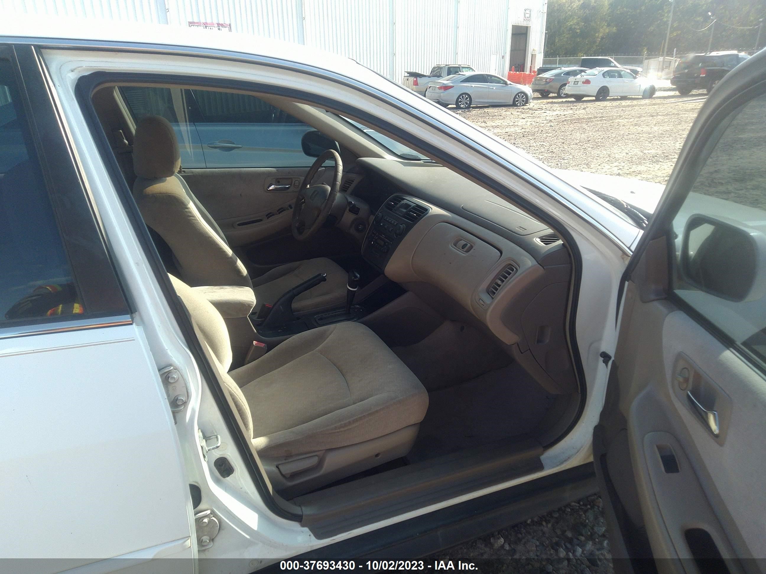 Photo 4 VIN: 1HGCG56412A121800 - HONDA ACCORD 