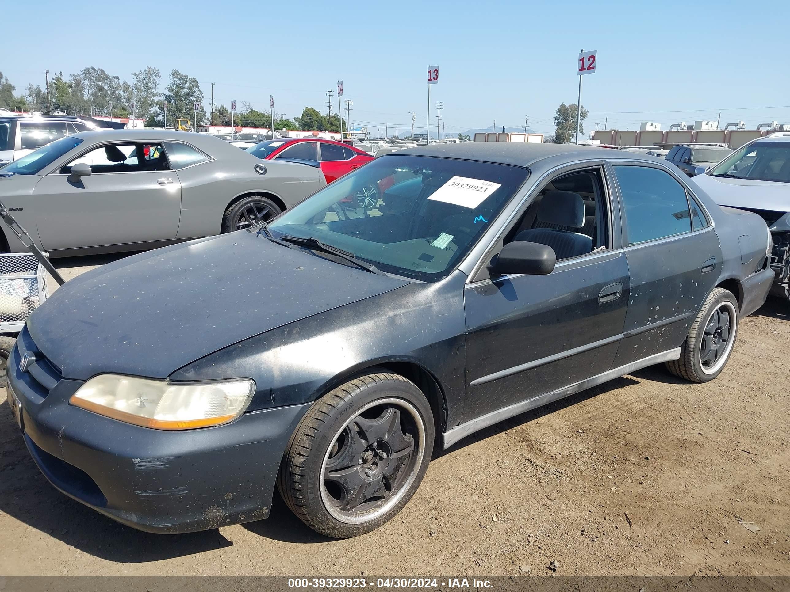 Photo 1 VIN: 1HGCG5642WA111265 - HONDA ACCORD 