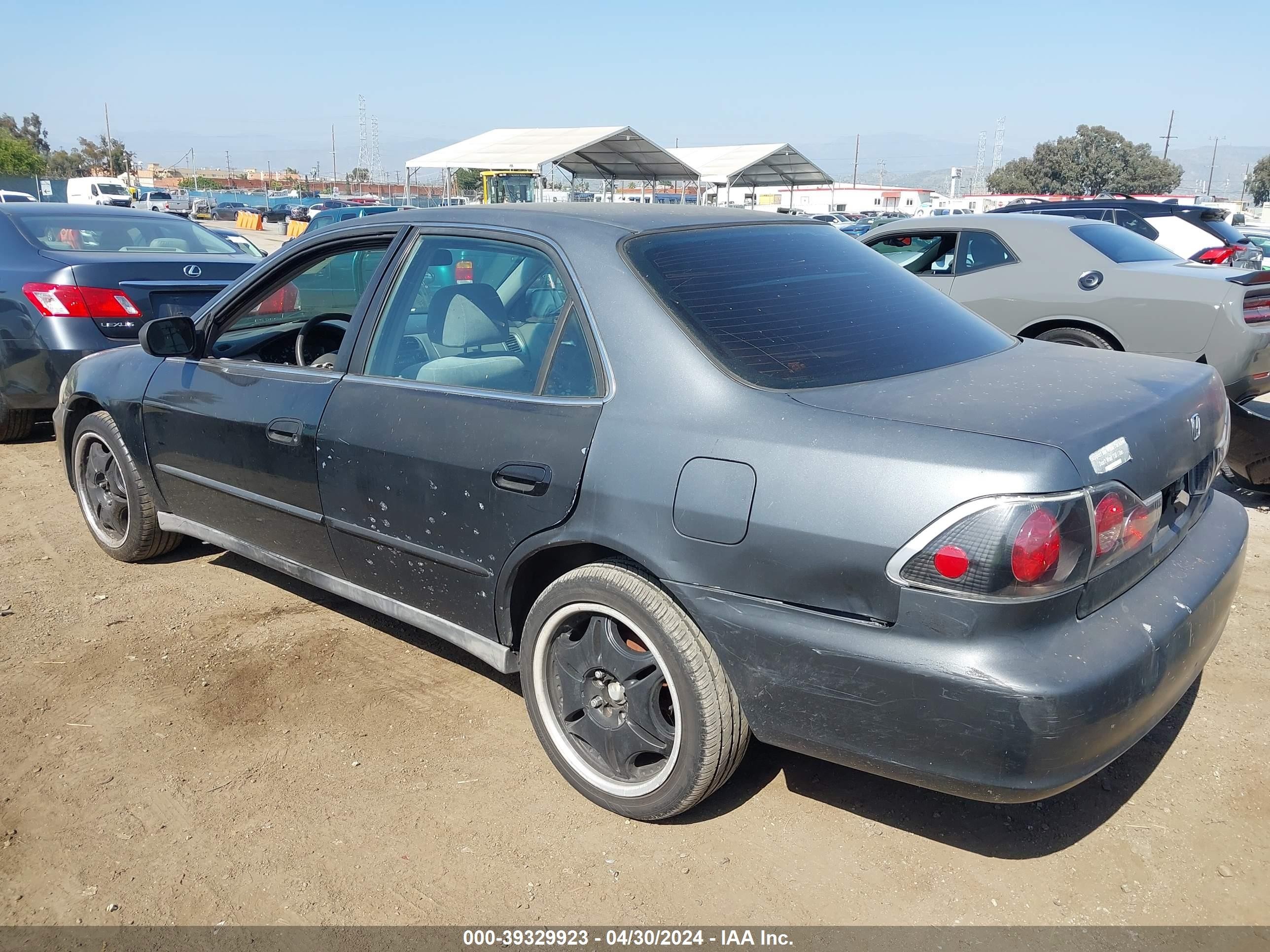 Photo 2 VIN: 1HGCG5642WA111265 - HONDA ACCORD 