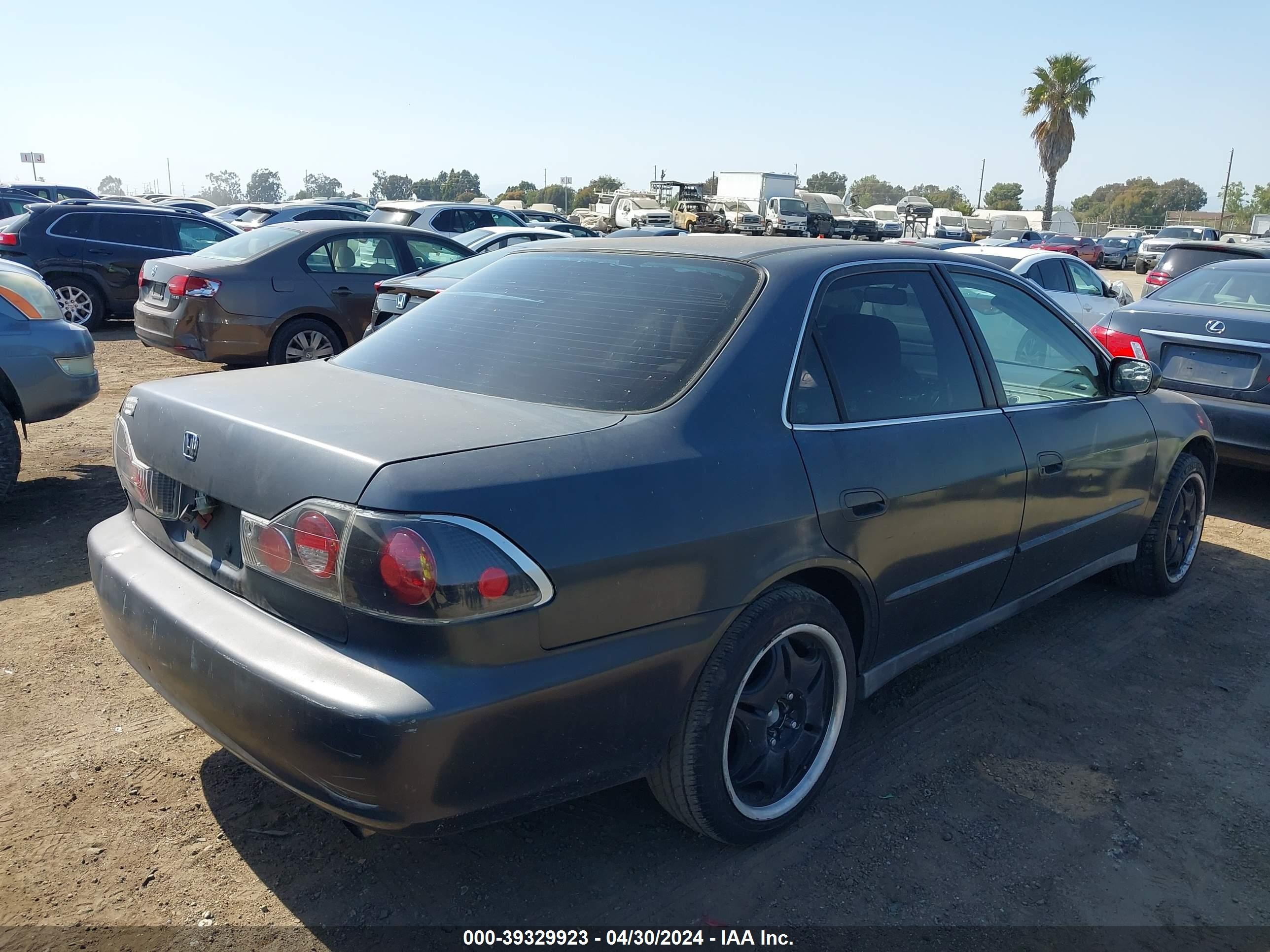 Photo 3 VIN: 1HGCG5642WA111265 - HONDA ACCORD 