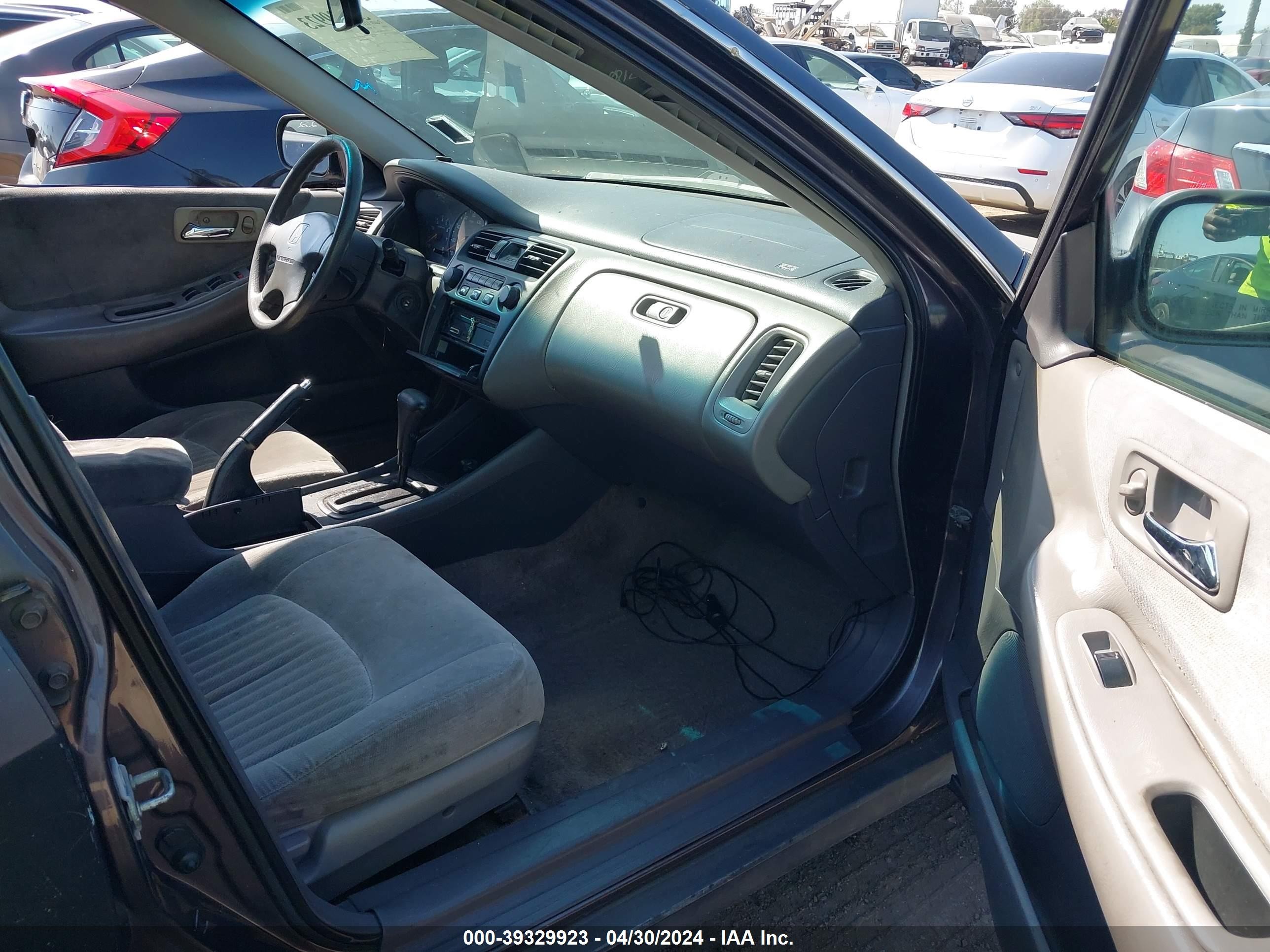 Photo 4 VIN: 1HGCG5642WA111265 - HONDA ACCORD 