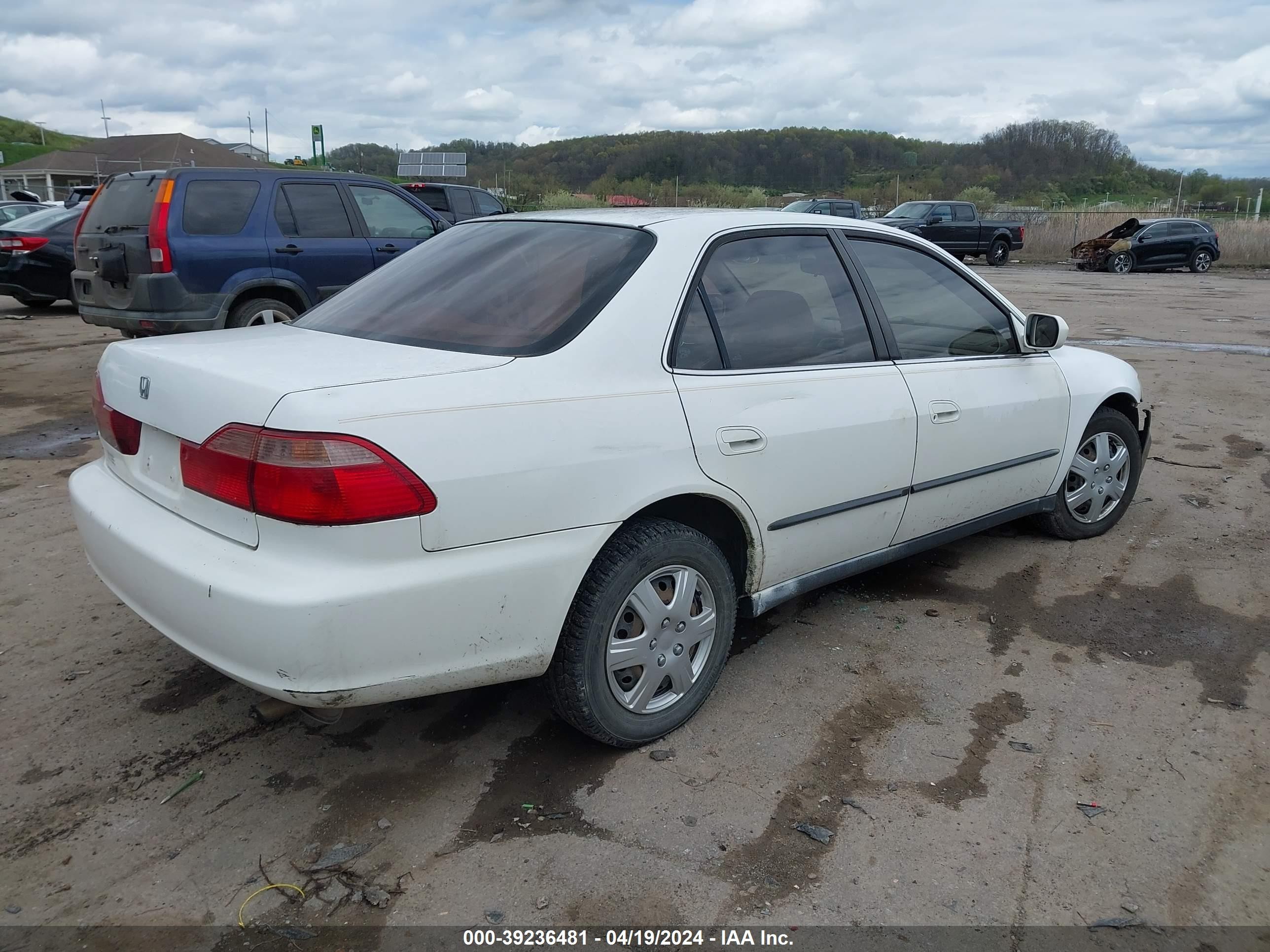 Photo 3 VIN: 1HGCG5644YA053257 - HONDA ACCORD 