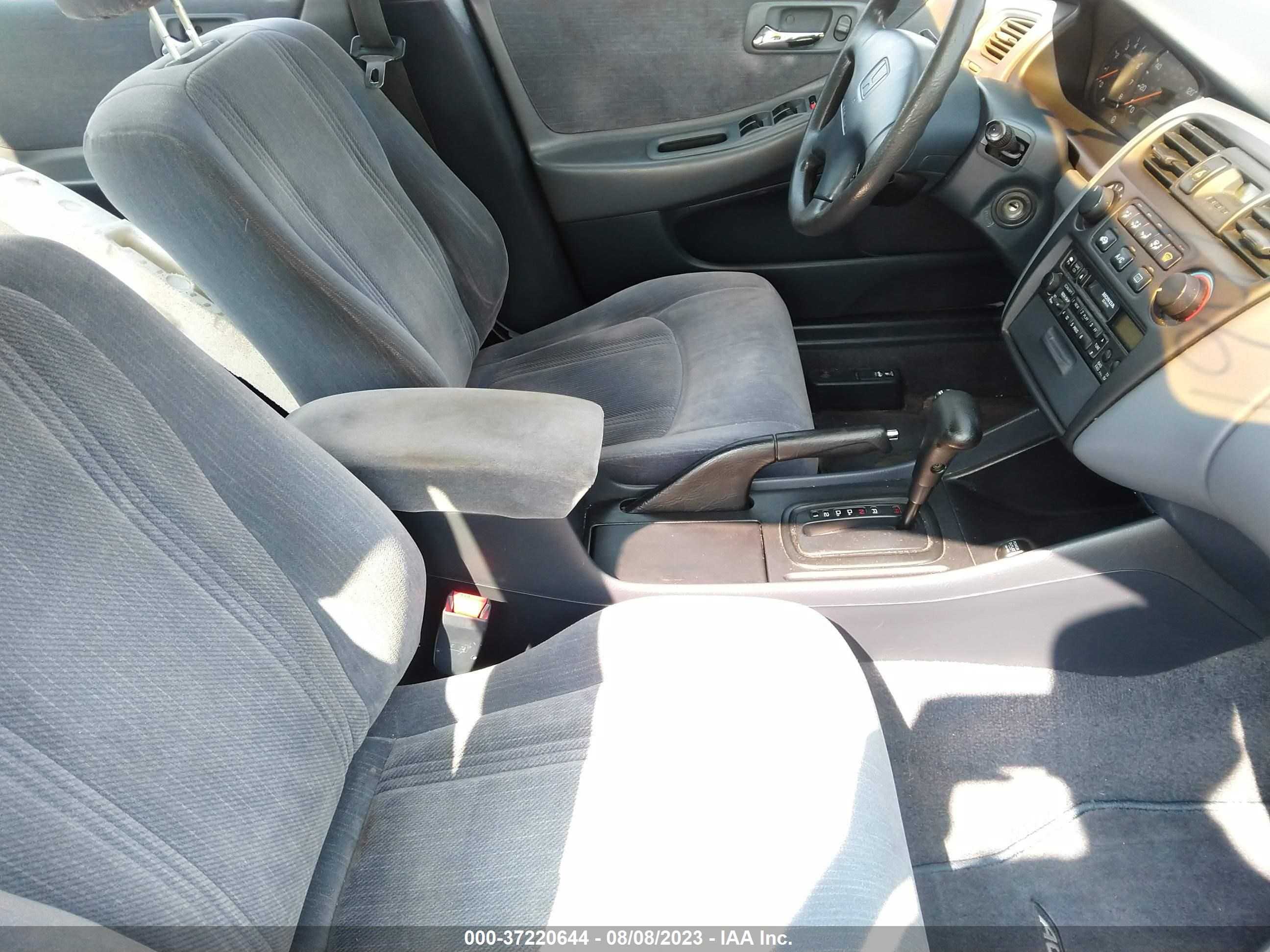 Photo 4 VIN: 1HGCG5645XA071006 - HONDA ACCORD 