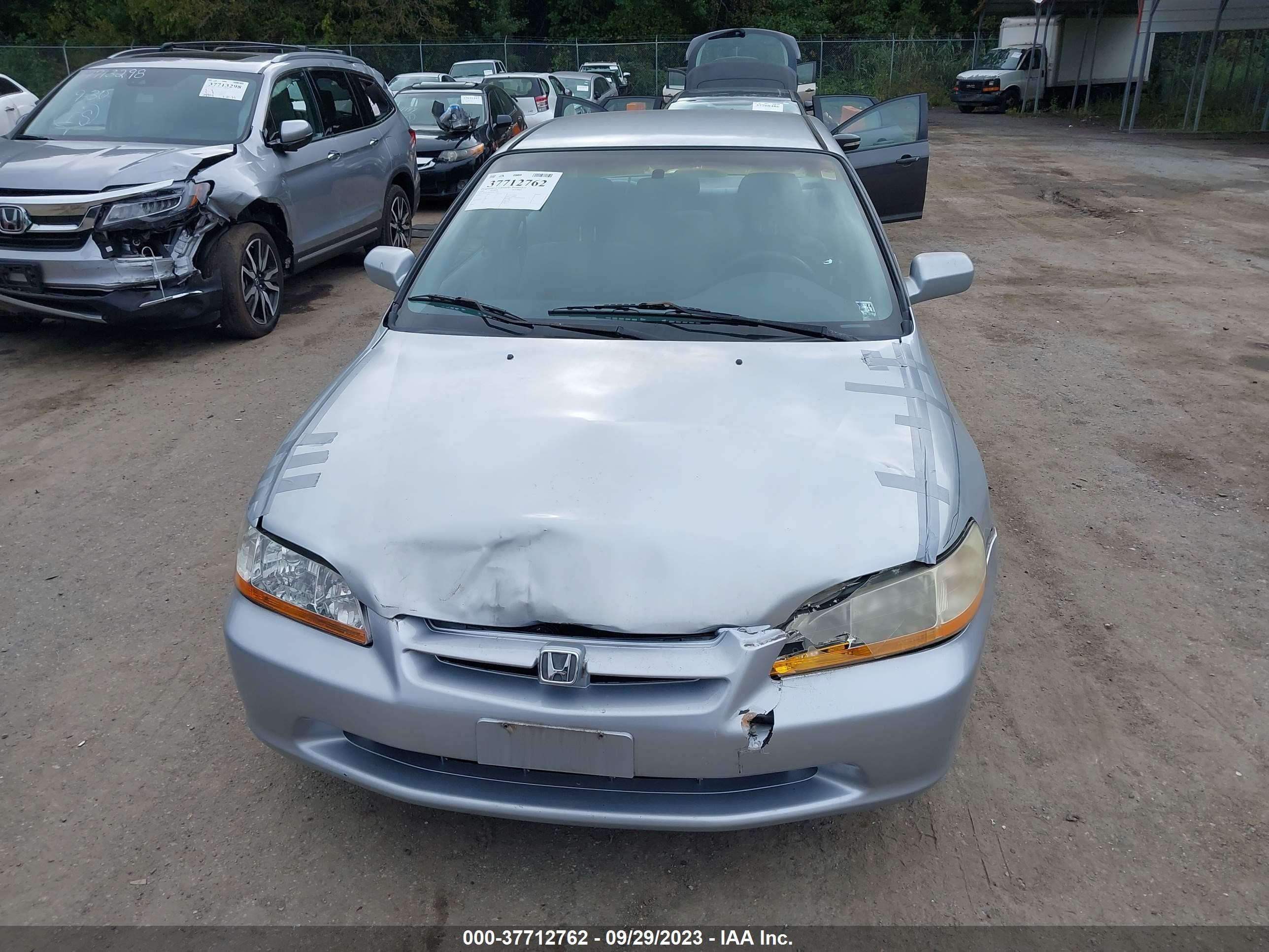 Photo 11 VIN: 1HGCG5647WA111956 - HONDA ACCORD 