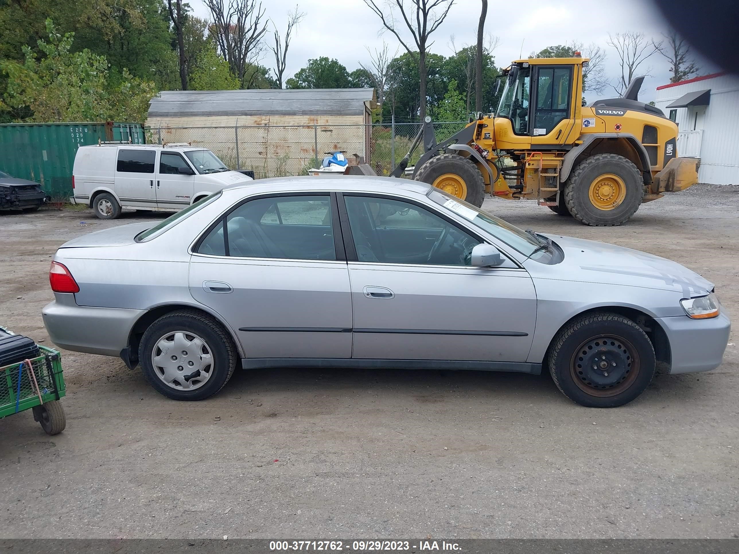 Photo 12 VIN: 1HGCG5647WA111956 - HONDA ACCORD 