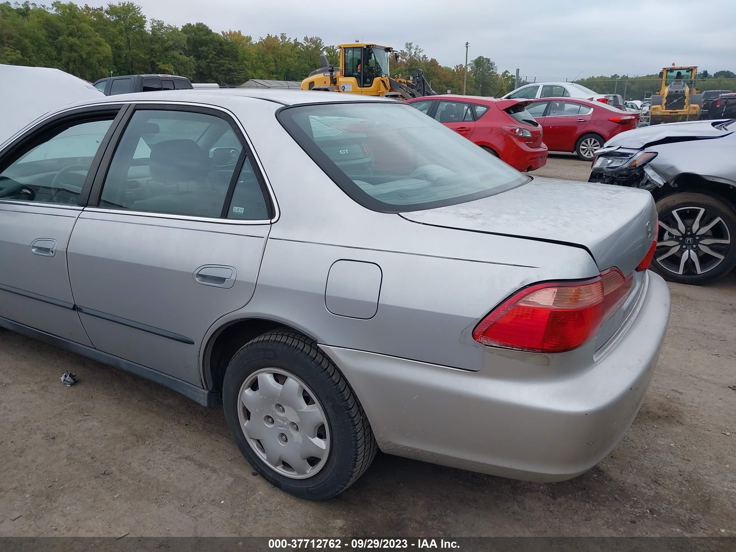 Photo 13 VIN: 1HGCG5647WA111956 - HONDA ACCORD 