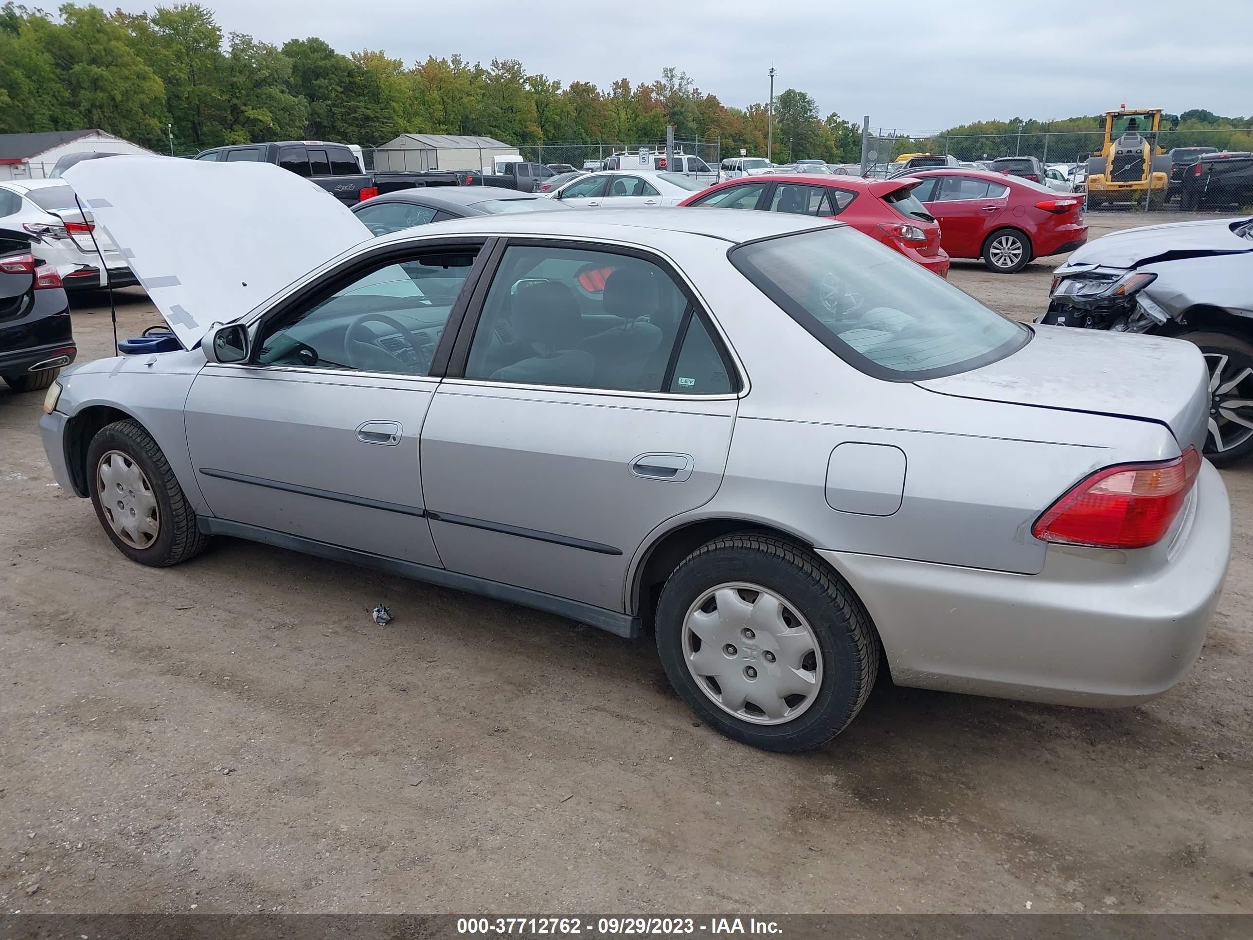 Photo 2 VIN: 1HGCG5647WA111956 - HONDA ACCORD 