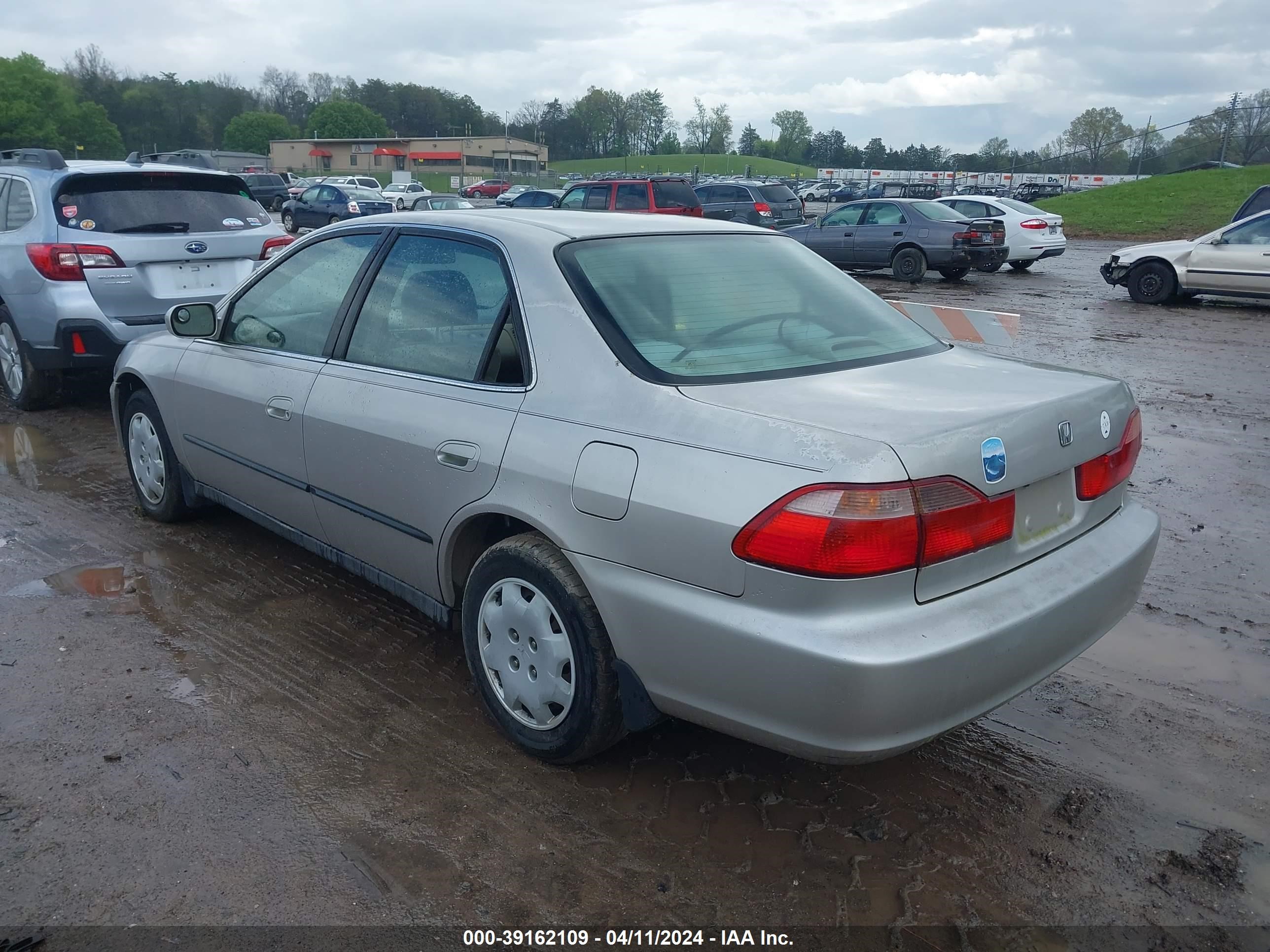 Photo 2 VIN: 1HGCG5648WA010103 - HONDA ACCORD 