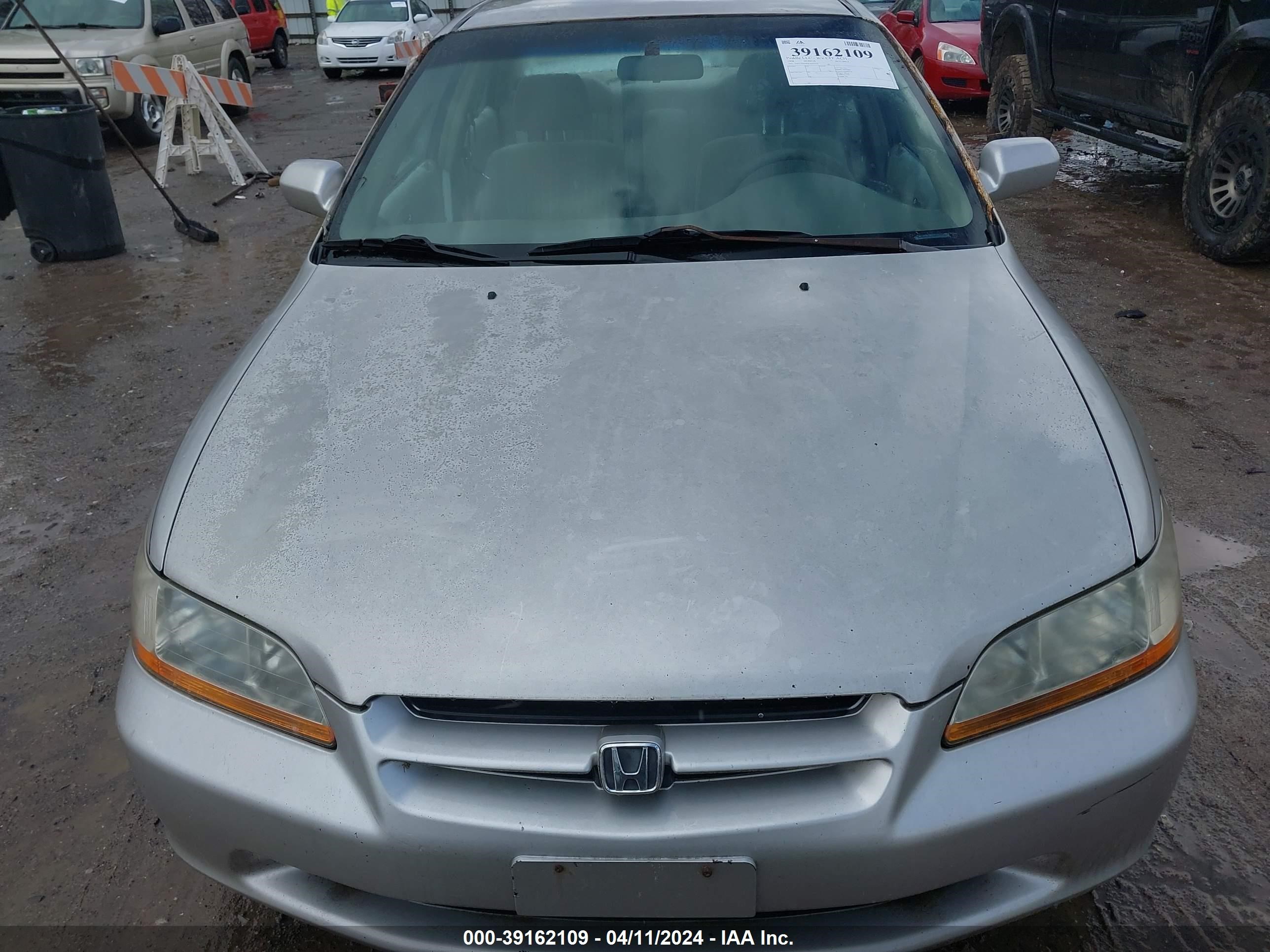 Photo 5 VIN: 1HGCG5648WA010103 - HONDA ACCORD 