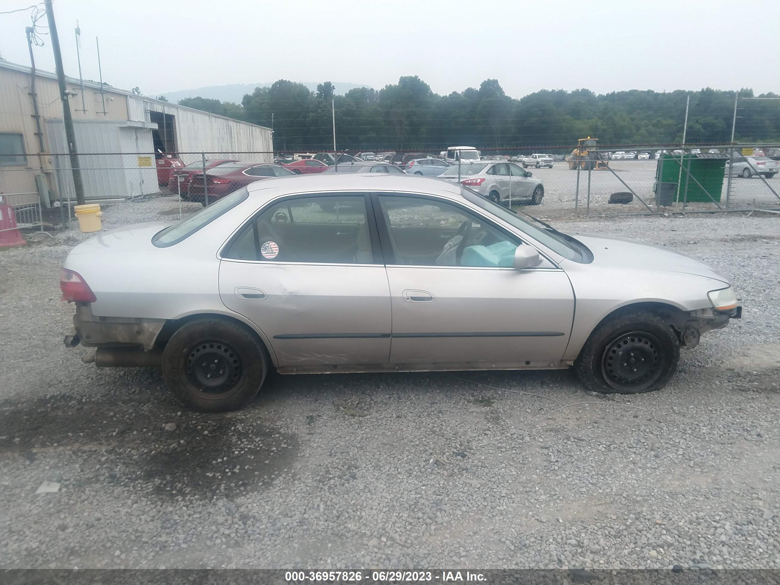 Photo 13 VIN: 1HGCG5649WA208611 - HONDA ACCORD 